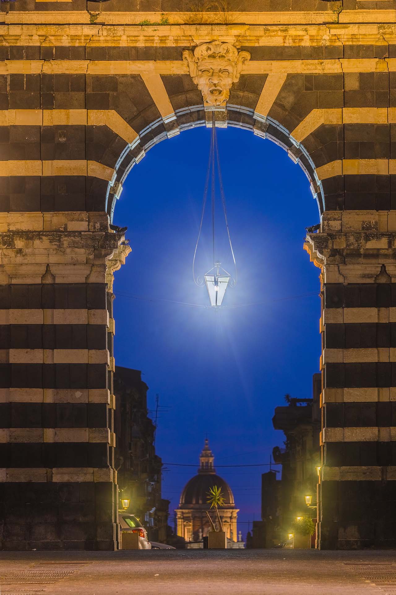 0A1A4806-HDR-Catania, Porta Ferdinandea, successivamente Porta Garibaldi, sullo sfondo la cupola del Duomo