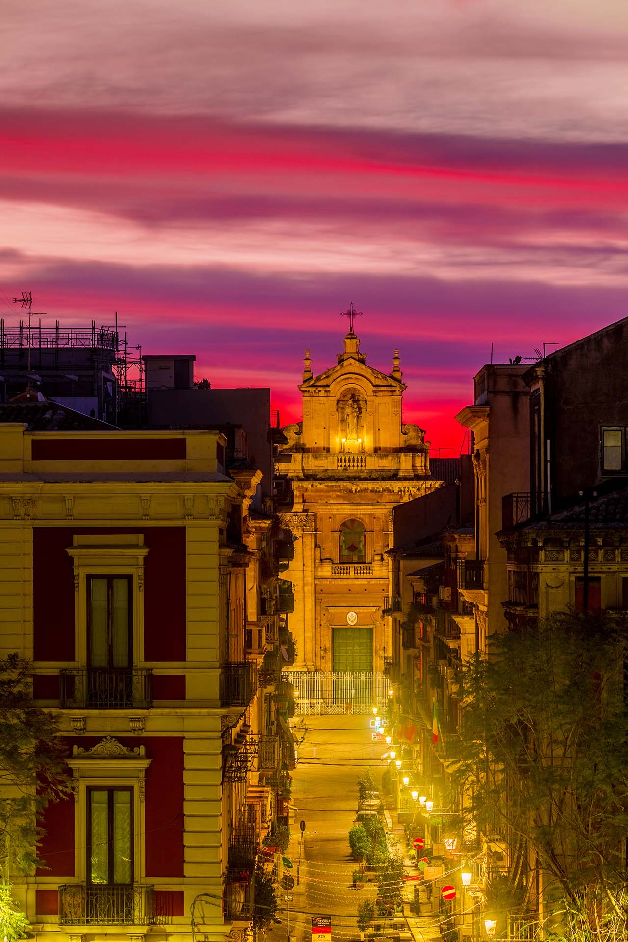 Catania, via Pacini e la Basilica Santuario di Maria Santissima Annunziata al Carmine