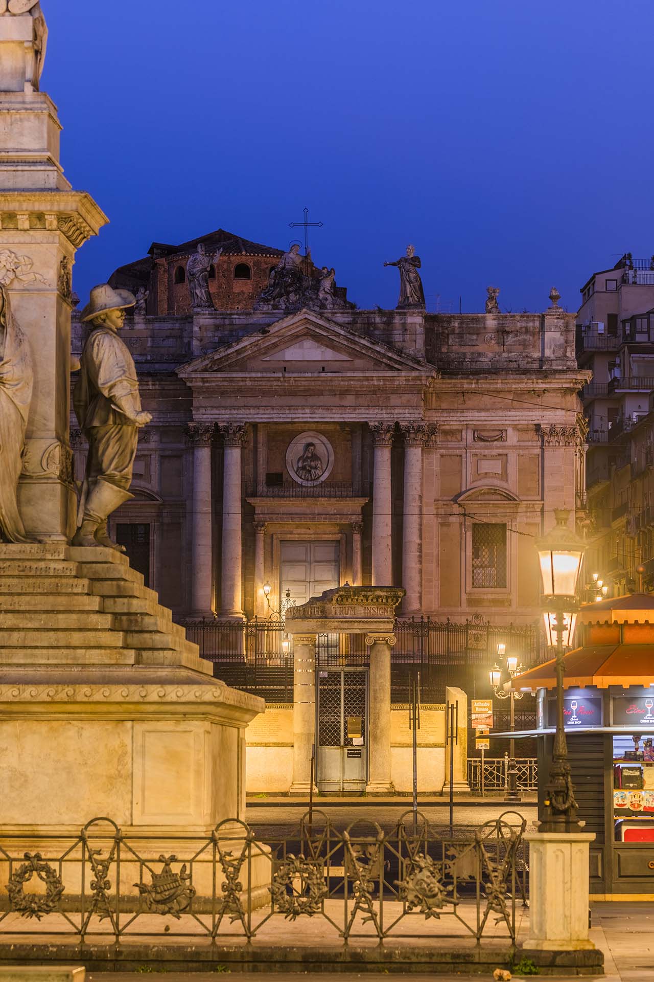 Catania, piazza Stesicoro monumento a Bellini l'anfiteatro Romano e la chiesa San Biagio