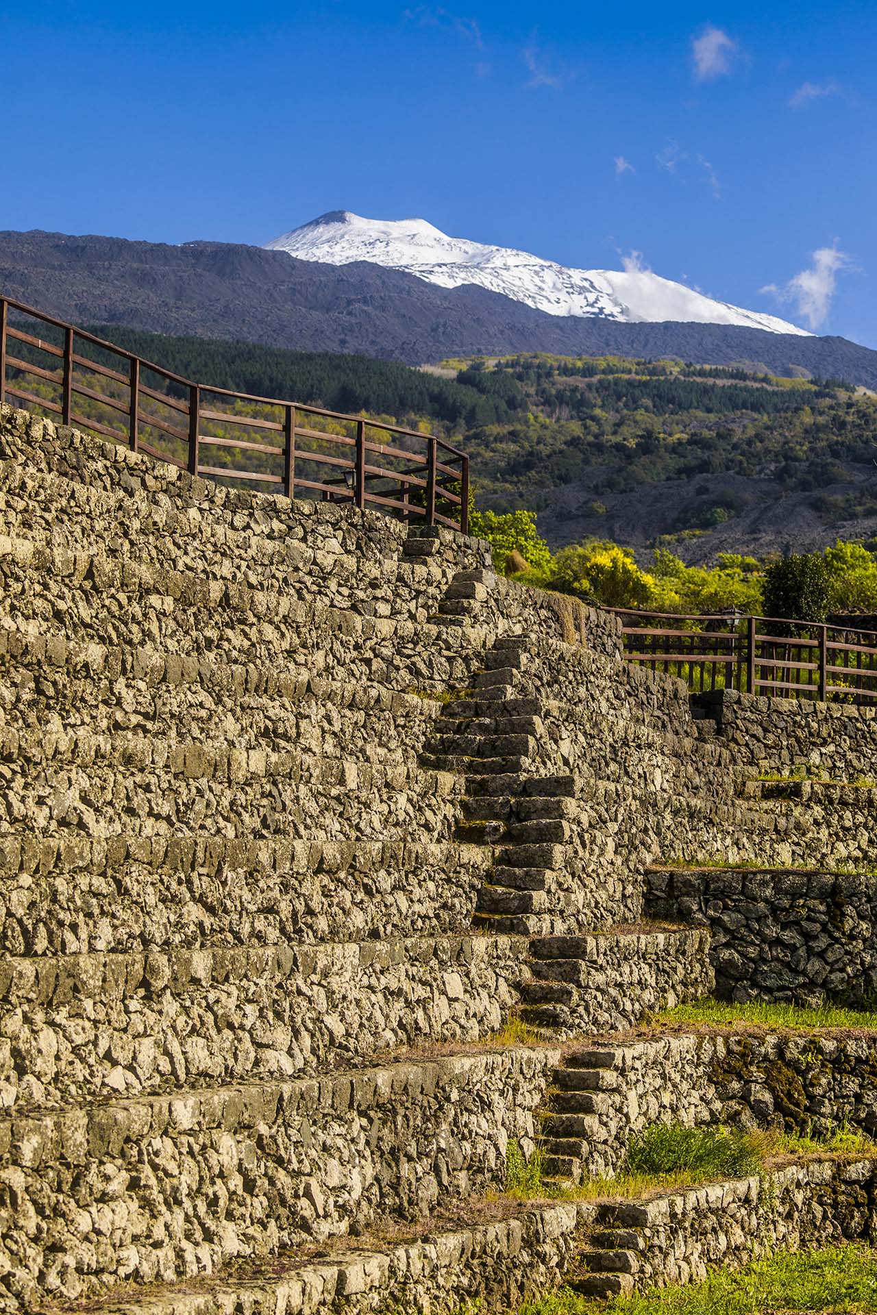 Etna, muretti a secco con le scale in pietra lavica della pietrai a Piramide nell'agriturismo Quota Mille