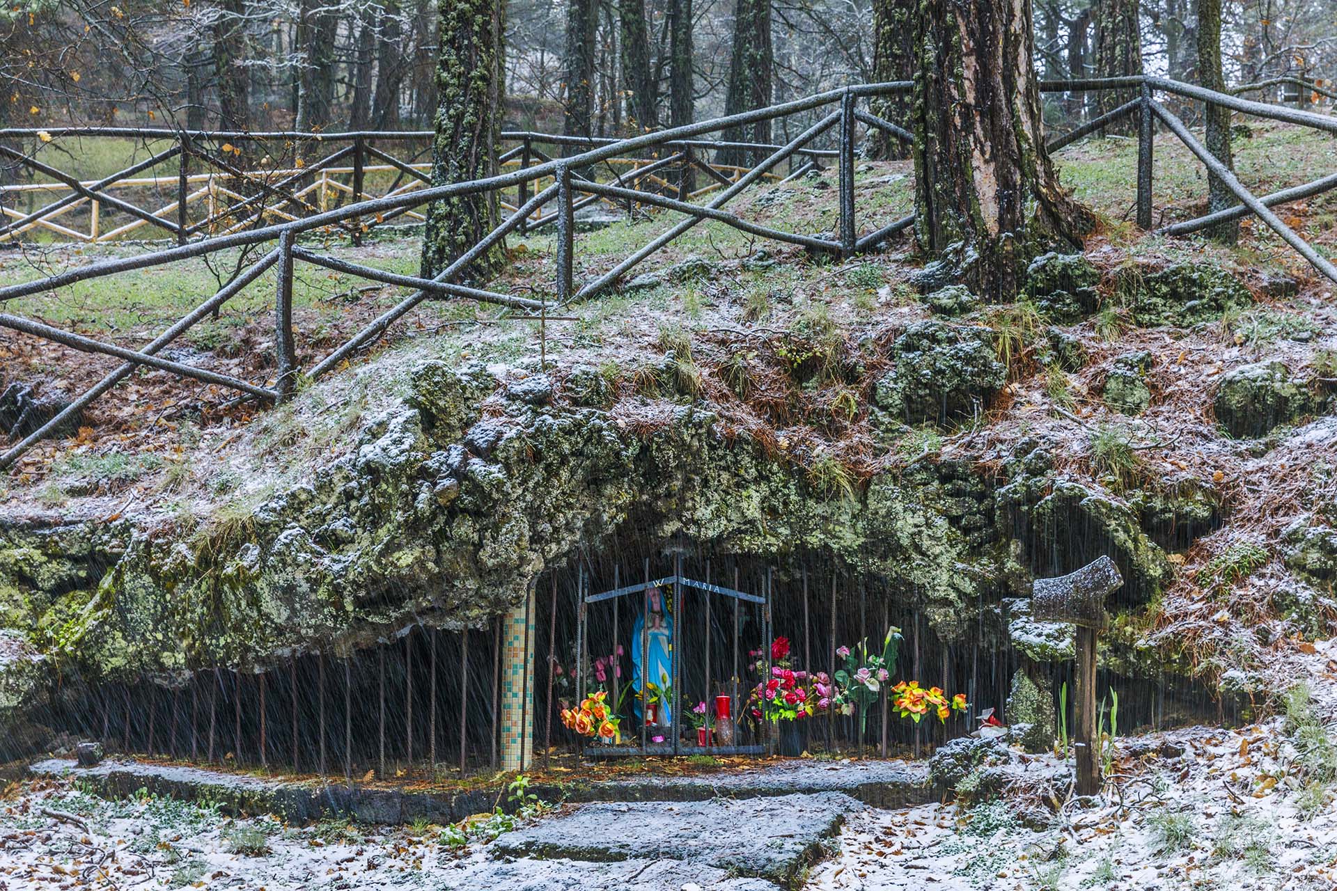 Etna, altarino dedicato alla Madonna in un ingrottamento lavico lungo la strada della Milia