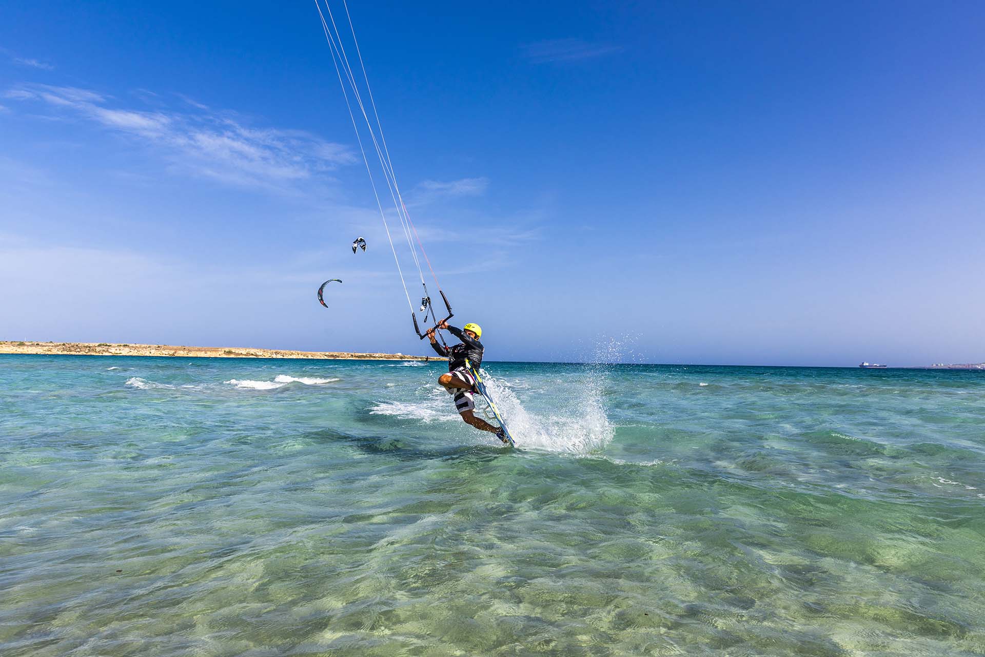 Siracusa, manovre acrobatiche con il Kitesurf nella baia Marina di Priolo