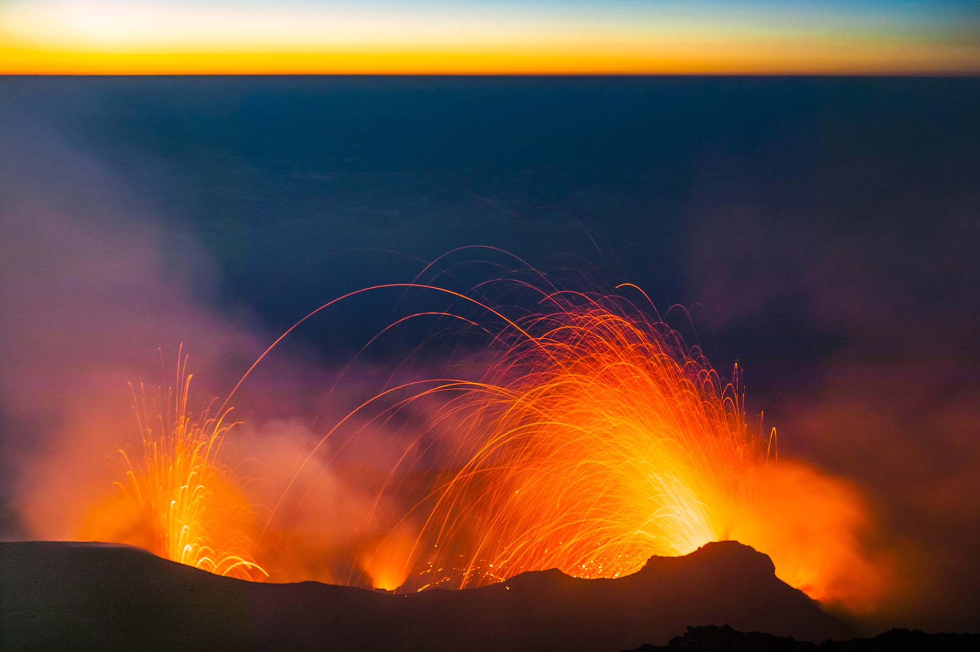 Isola di Stromboli, eruzione dalle diverse bocche eruttive presenti nell'area craterica