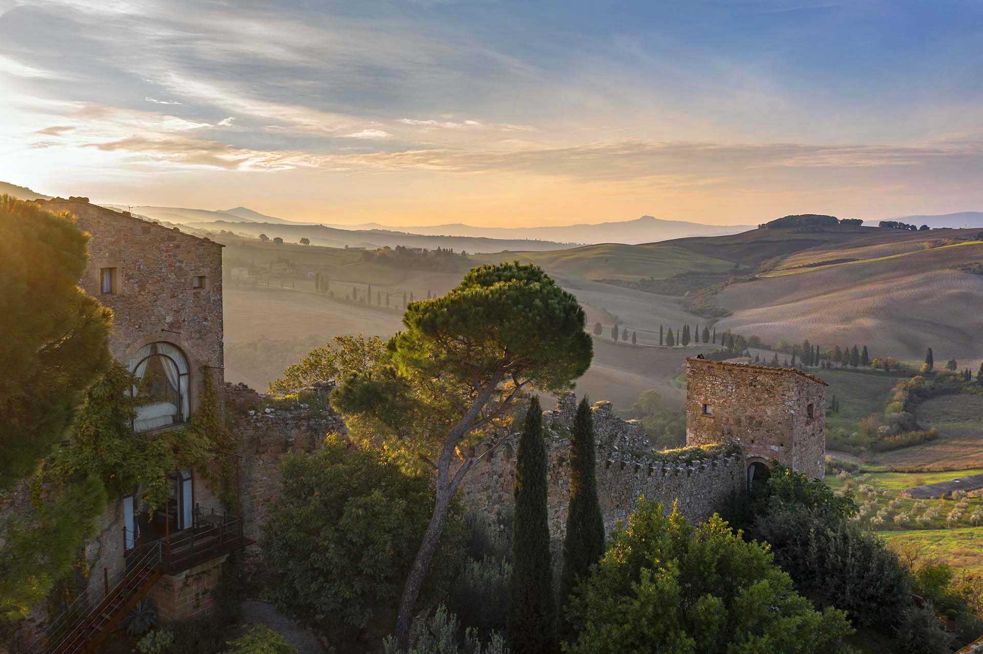 Le mura e il paesaggio del borgo di Monticchiello in Val d'Orcia.