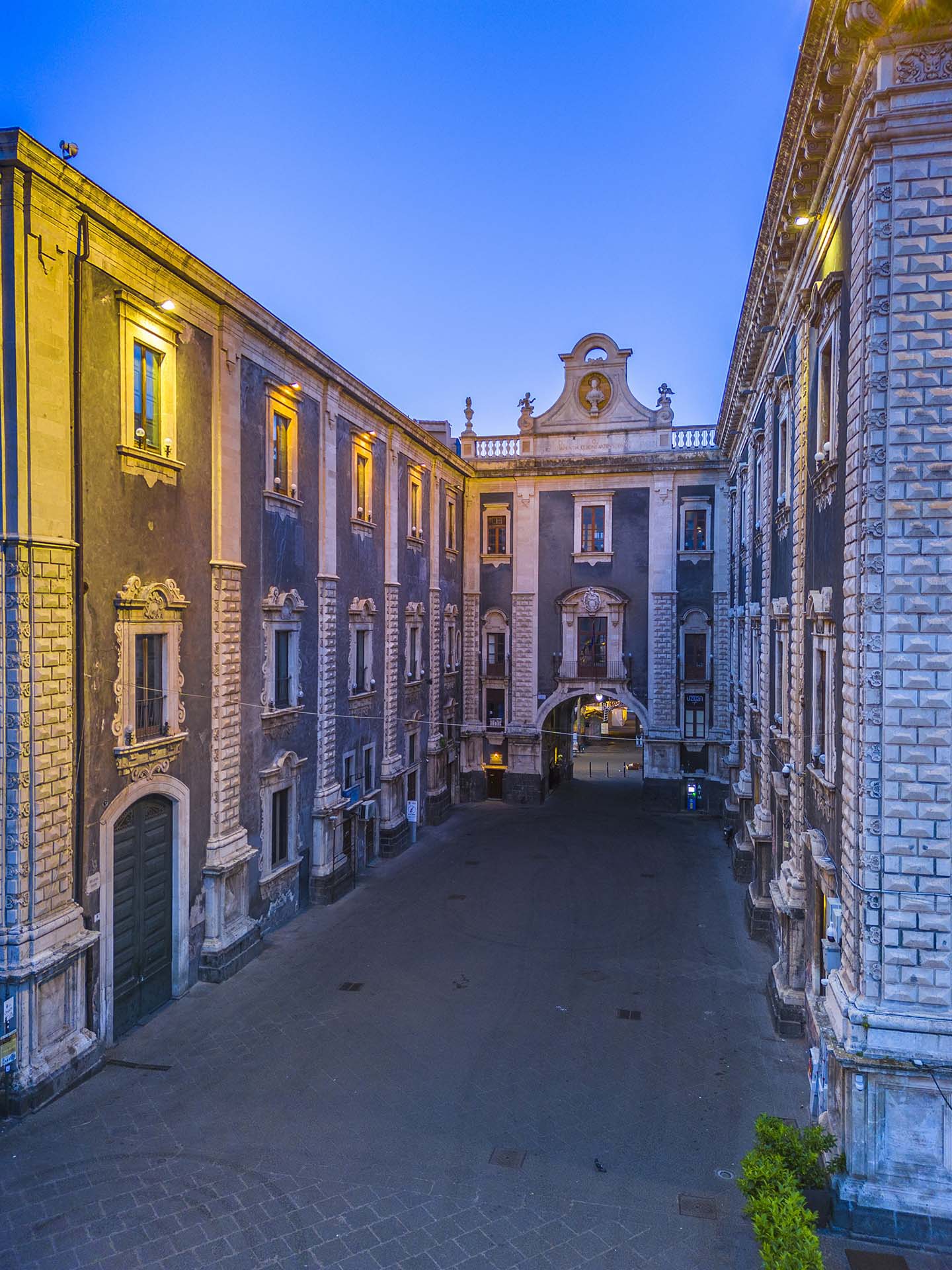 Catania Piazza Duomo, Porta Uzeda e i palazzi barocchi