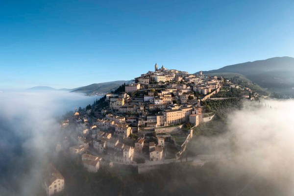 Il borgo di Trevi tra la nebbia