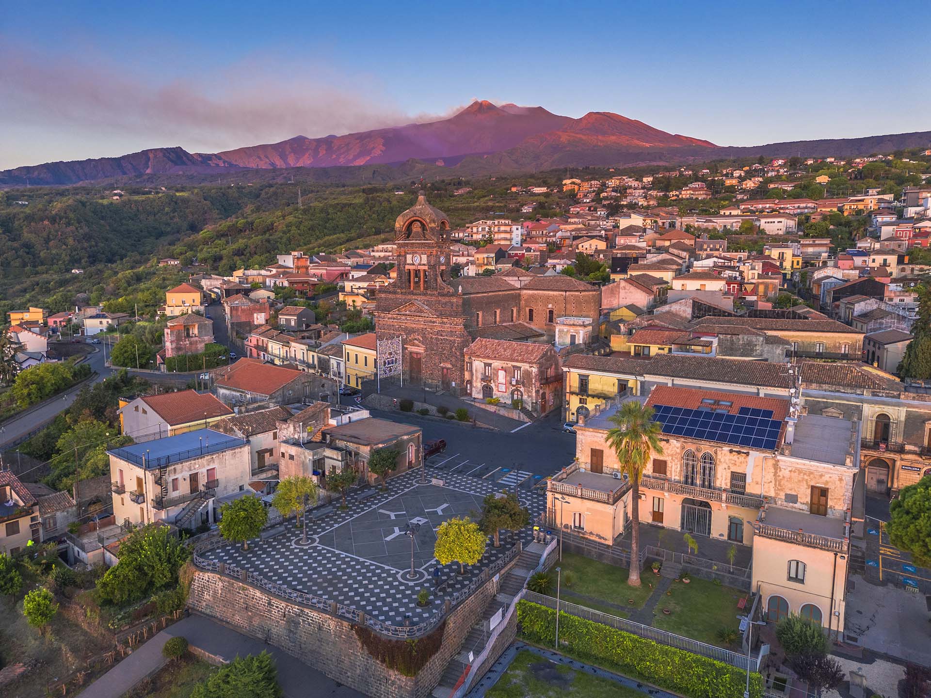 Etna, il borgo di Sant'Alfio al sorgere del sole