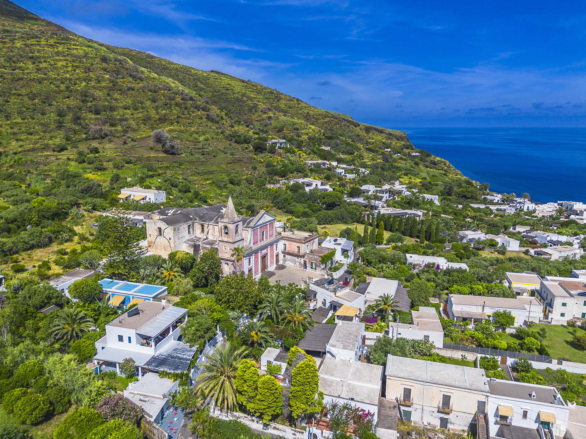 Isola di Stromboli, la chiesa San Bartolomeo e il borgo Piscità