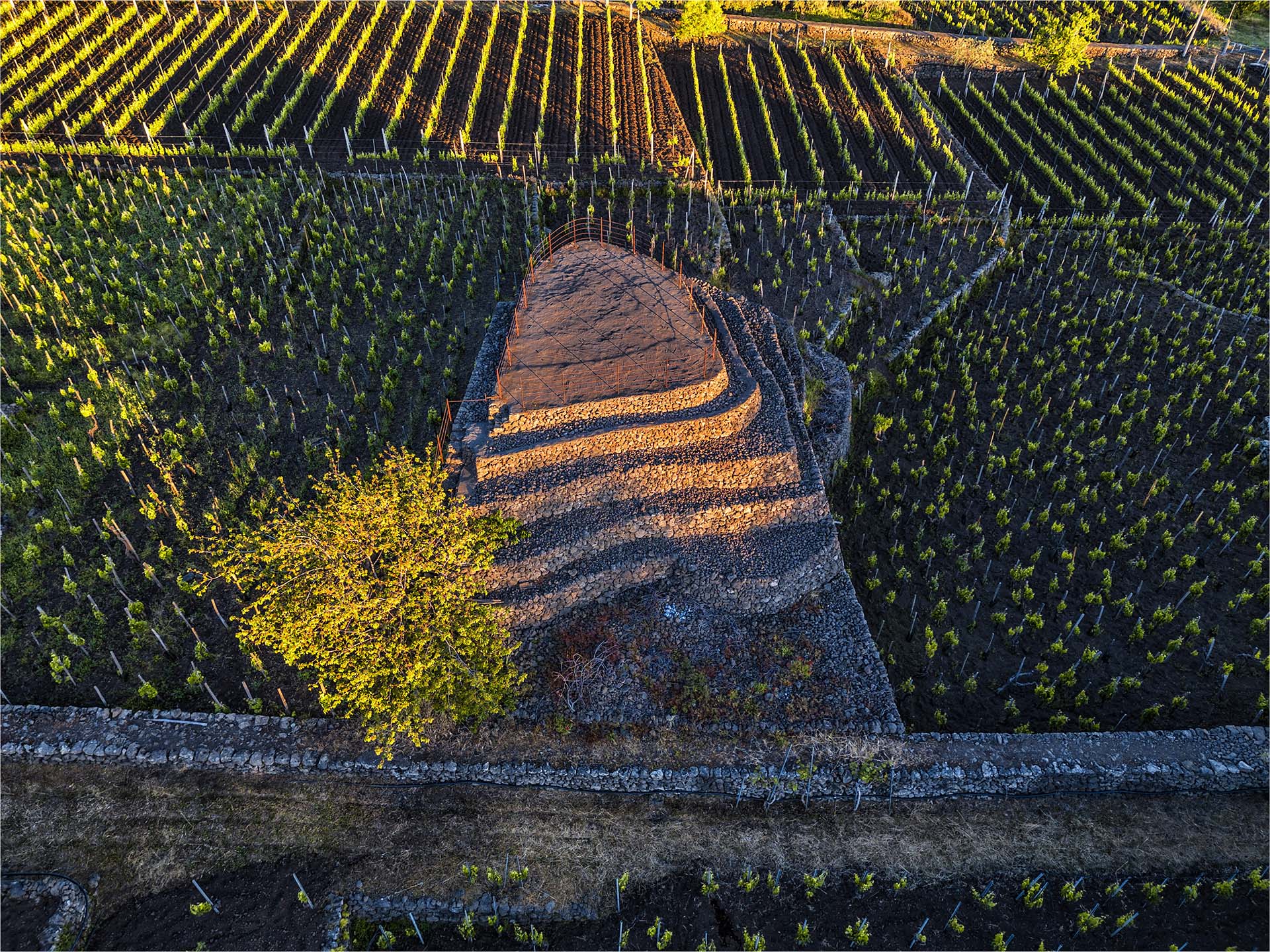 Etna, le Torrette Piramidali in pietra lavica nel territorio di Passopisciaro