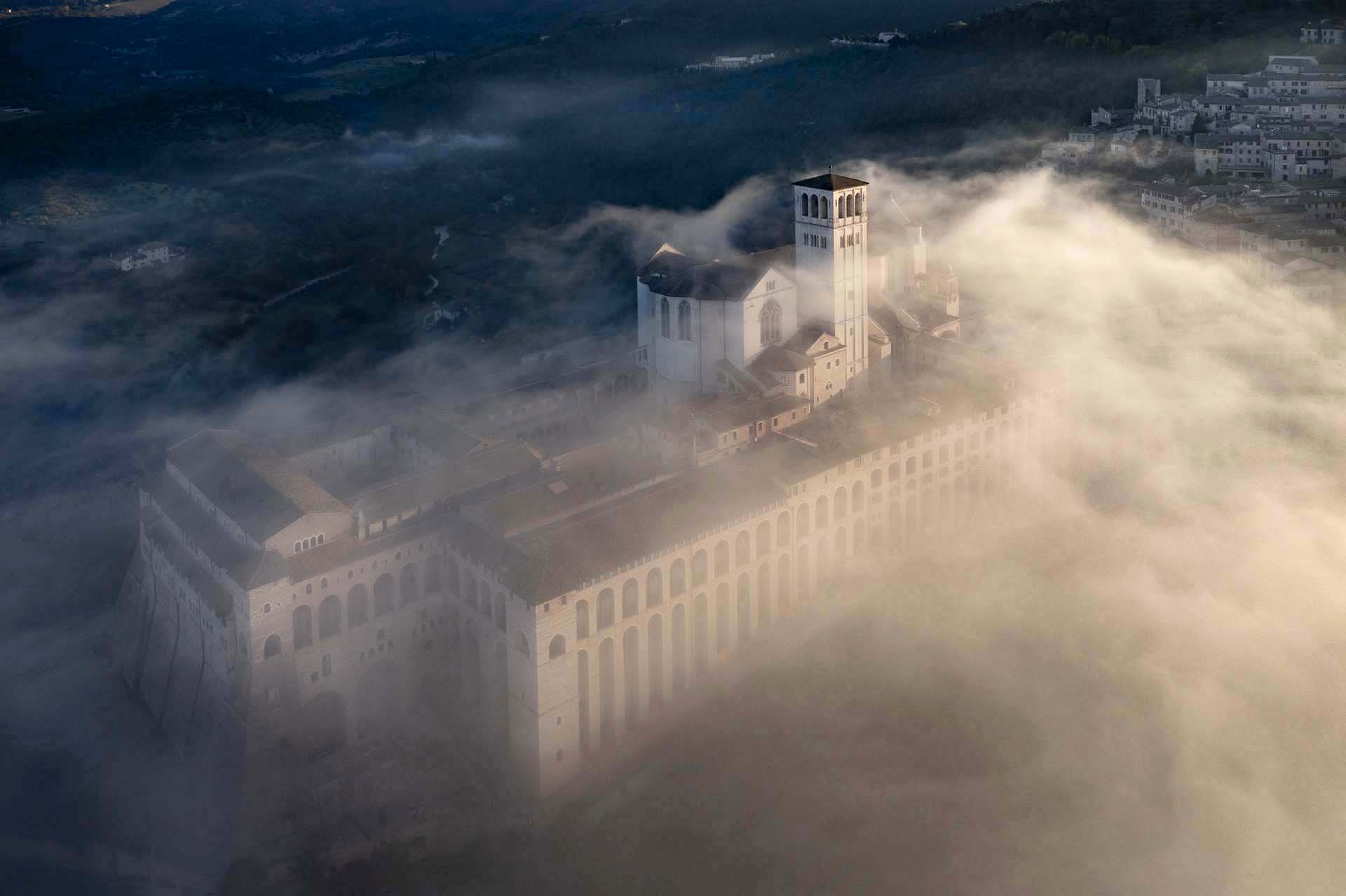 Basilica di San Francesco ad Assisi tra la nebbia.