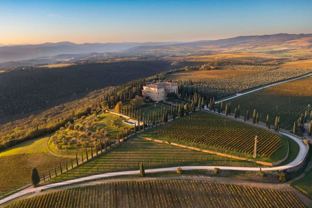I vigneti di Montalcino con la Villa di Argiano