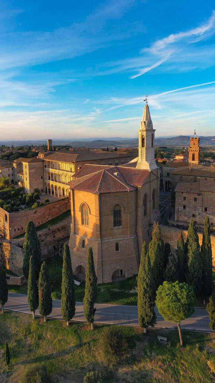 Vista sul Duomo e Palazzo Piccolomini a Pienza, città ideale di Papa Pio II patrimonio dell'umanità.