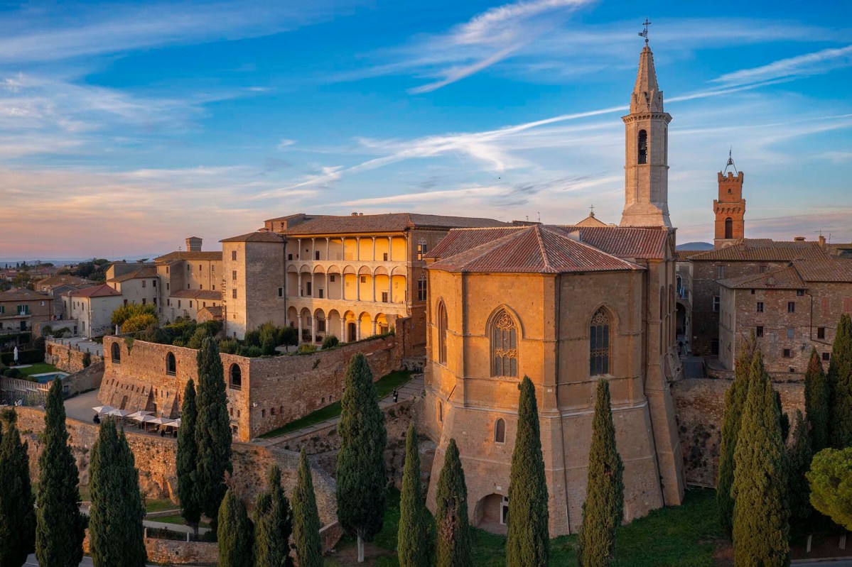 Palazzo Piccolomini e il Duomo di Pienza in Val d'Orcia.