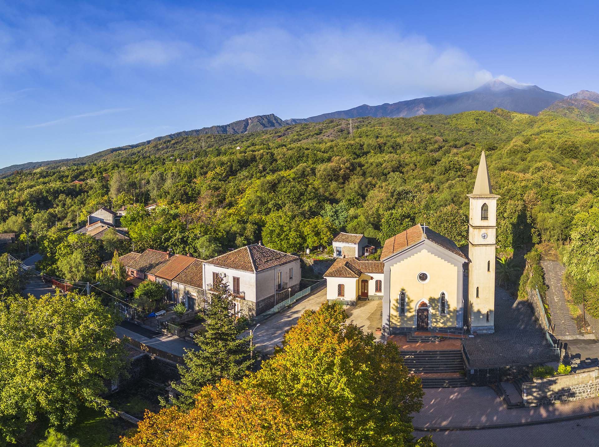 Etna, il Borgo di Fornazzo e la chiesa del Sacro Cuore