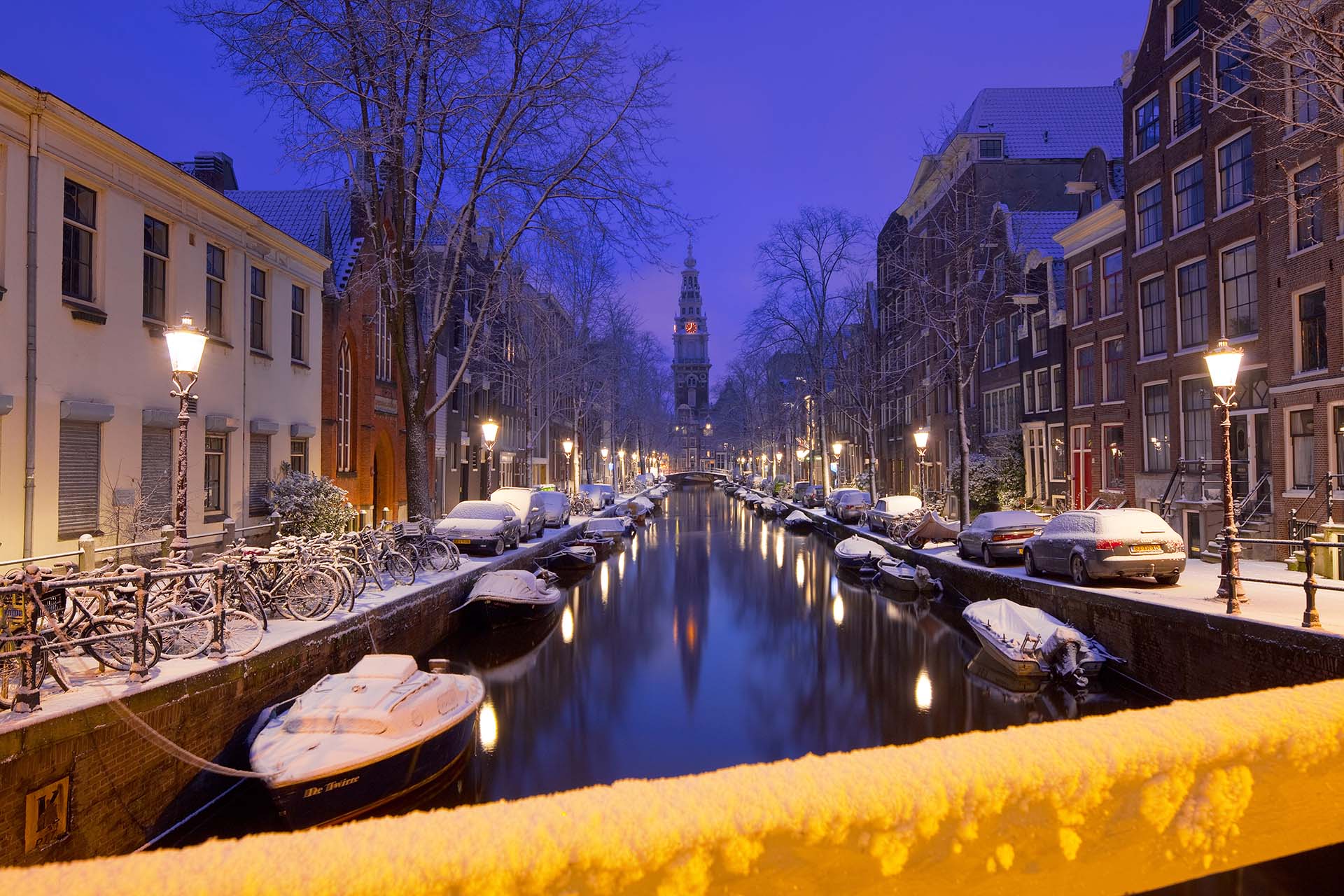 Olanda, la chiesa Meridionale protestante di Amsterdam tra i canali di Nieuwmarkt