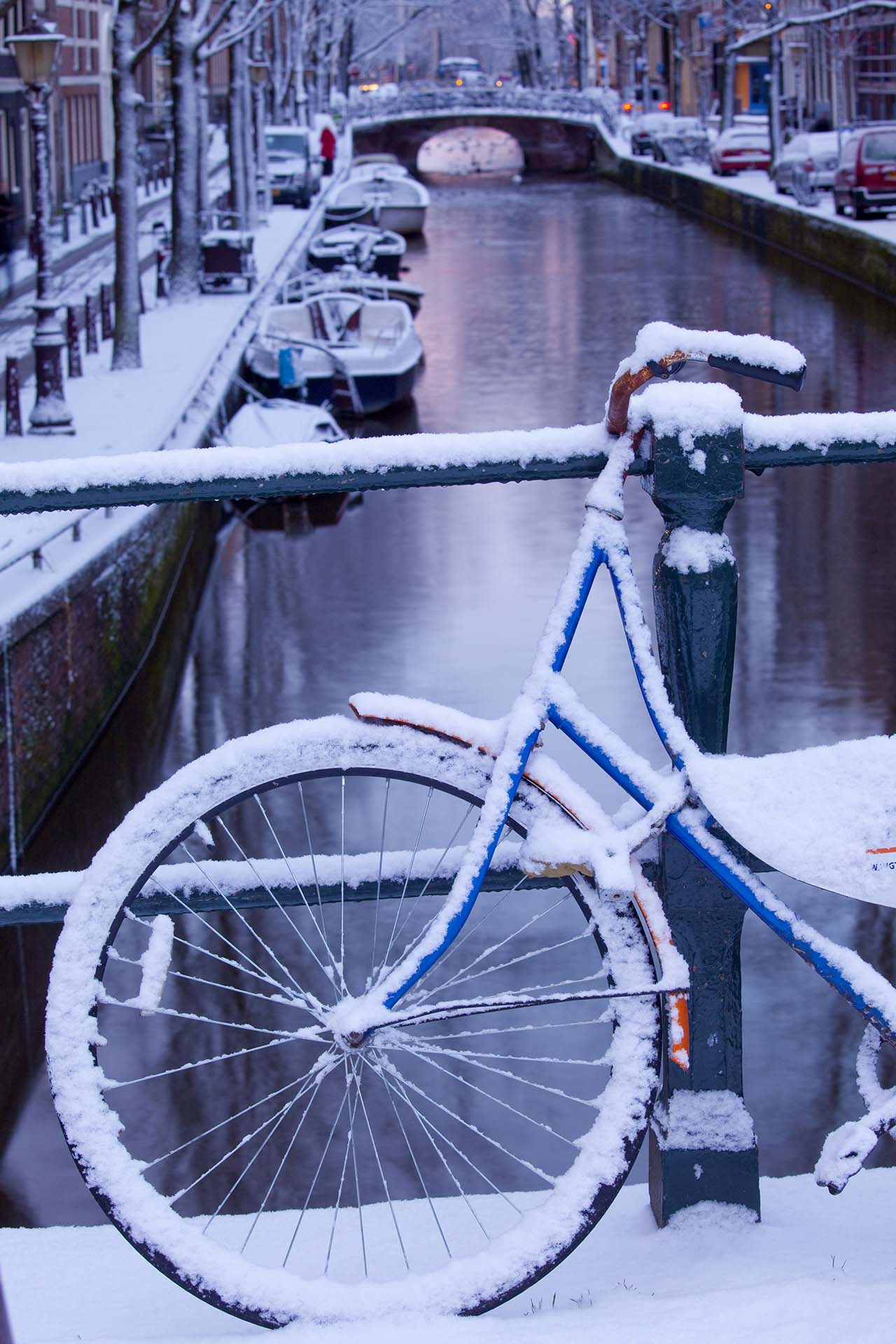 Olanda, un manto di neve riveste i canale di Amsterdam