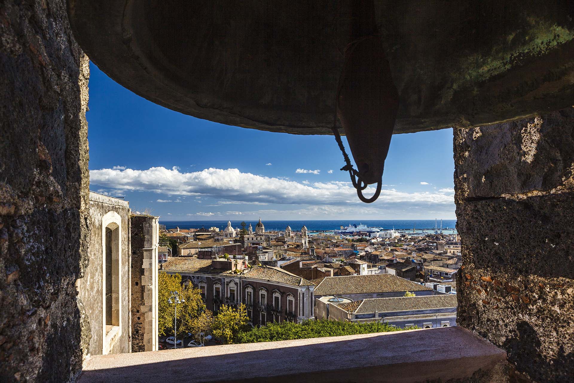 Catania vista dai tetti del complesso Monastico dei Benedettini e la cupola della chiesa San Nicolò l'Arena