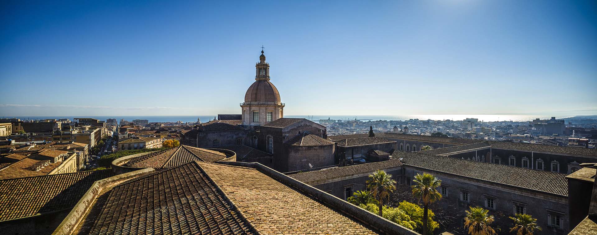 Catania vista dai tetti del complesso Monastico dei Benedettini e la cupola della chiesa San Nicolò l'Arena
