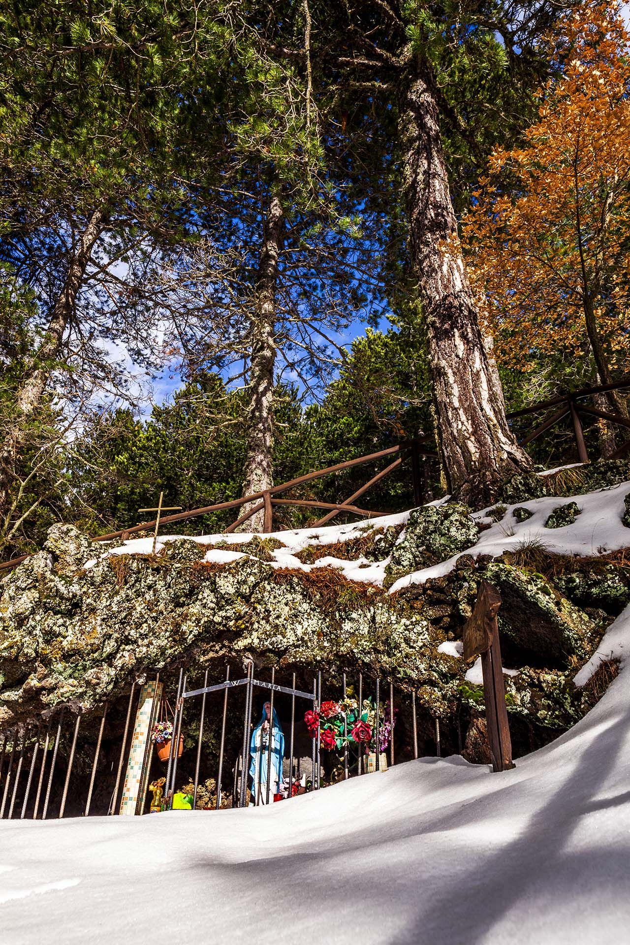 Etna, altarino dedicato alla Madonna in un ingrottamento lavico lungo la strada della Milia