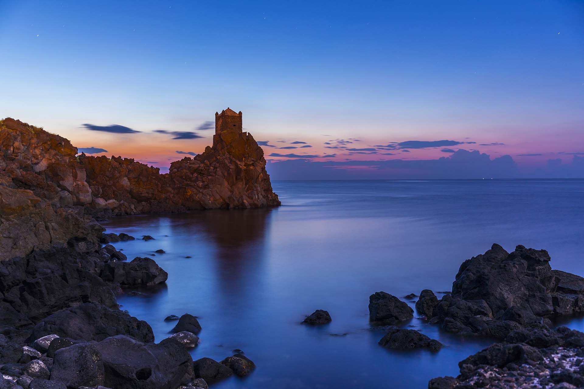 Acireale, la scogliera lavica di Santa Tecla e la Garitta d'avvistamento