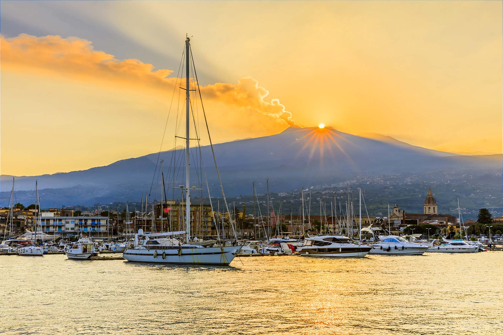 Etna, il porto di Riposto al tramonto