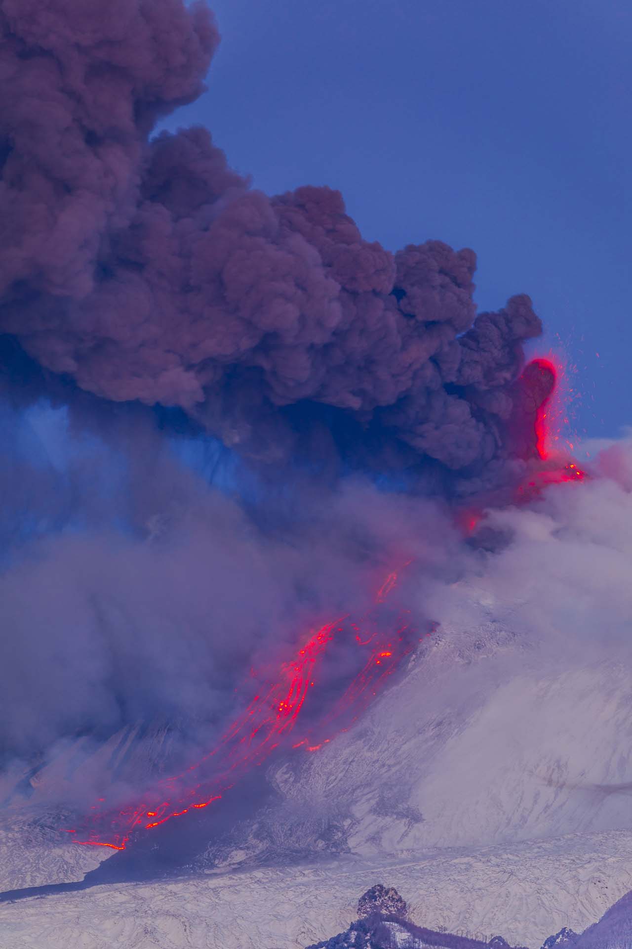 Etna, eruzione dal sud est tra magma fumo e neve