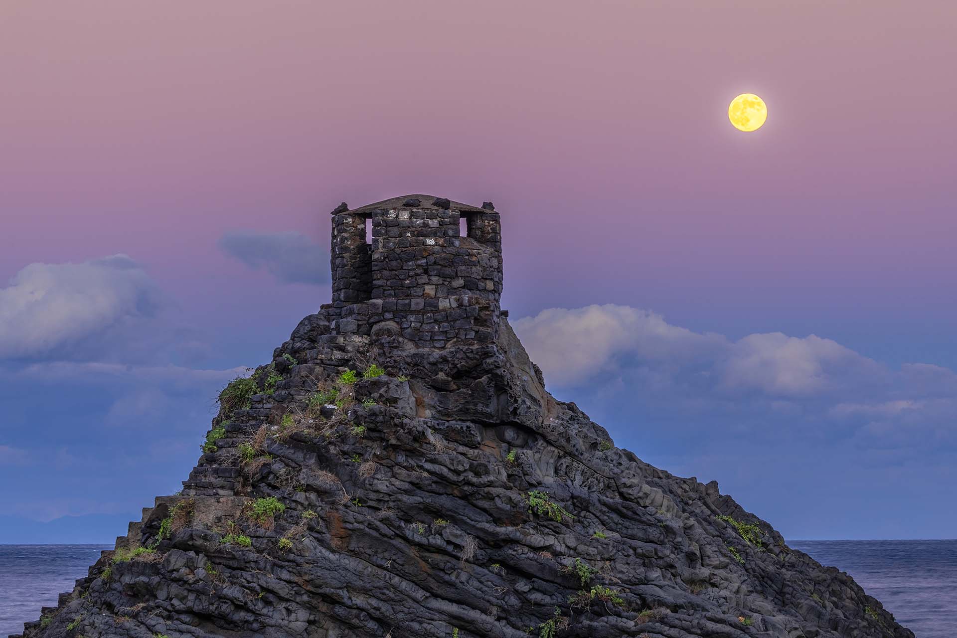 Acireale, Garitta di vedetta a Santa Maria La Scala nel giorno di luna piena