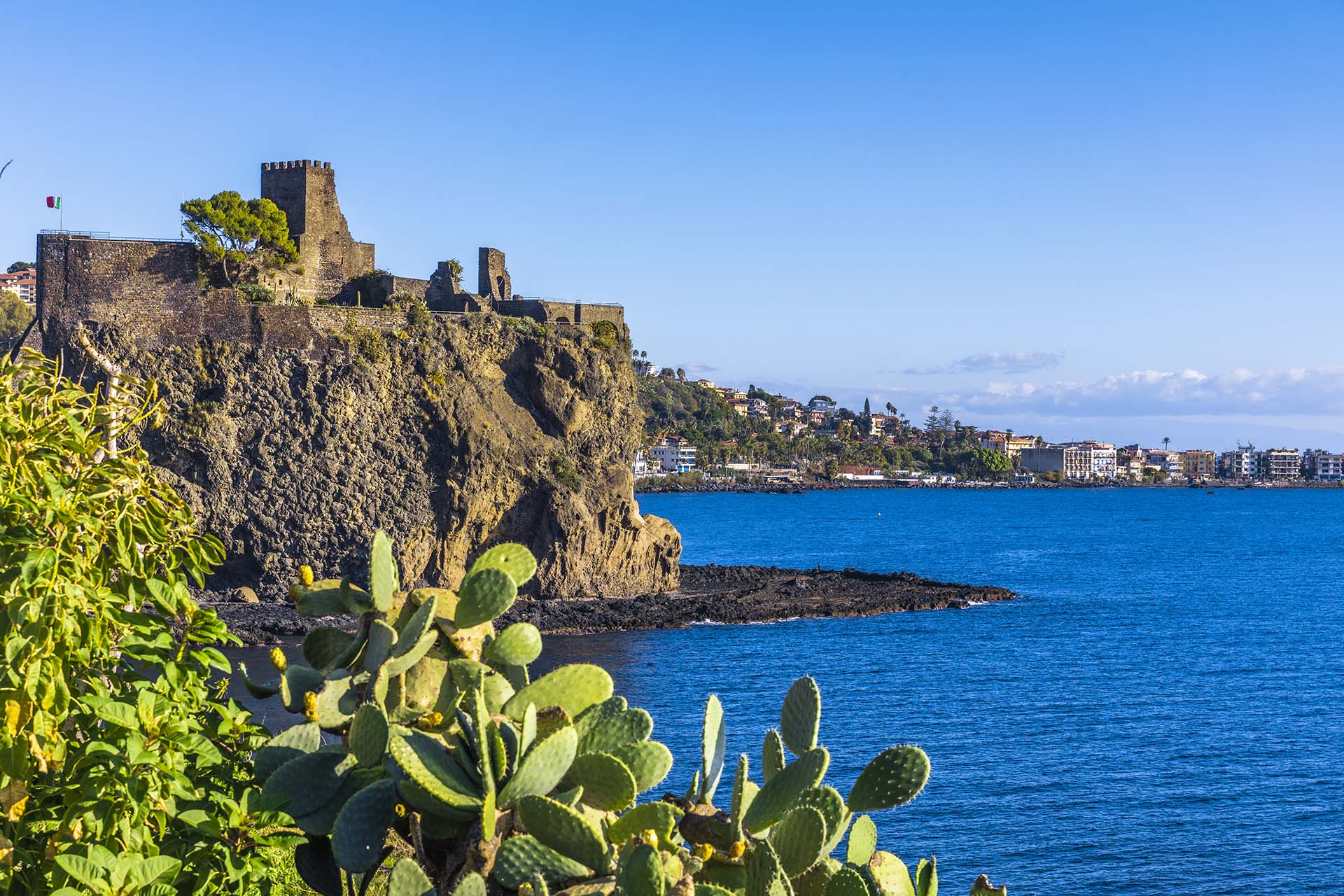 Etna, Riviera dei Ciclopi - Castel d'Aci è un castello costruito sulla roccia lavica nel borgo marinaro di Aci Castello