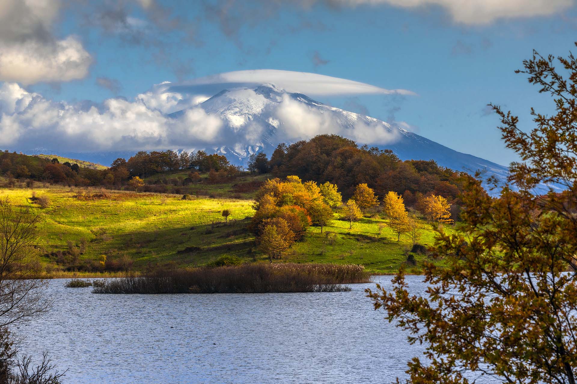 Monti Nebrodi, autunno al lago Biviere con vista dell'Etna tra le nuvole