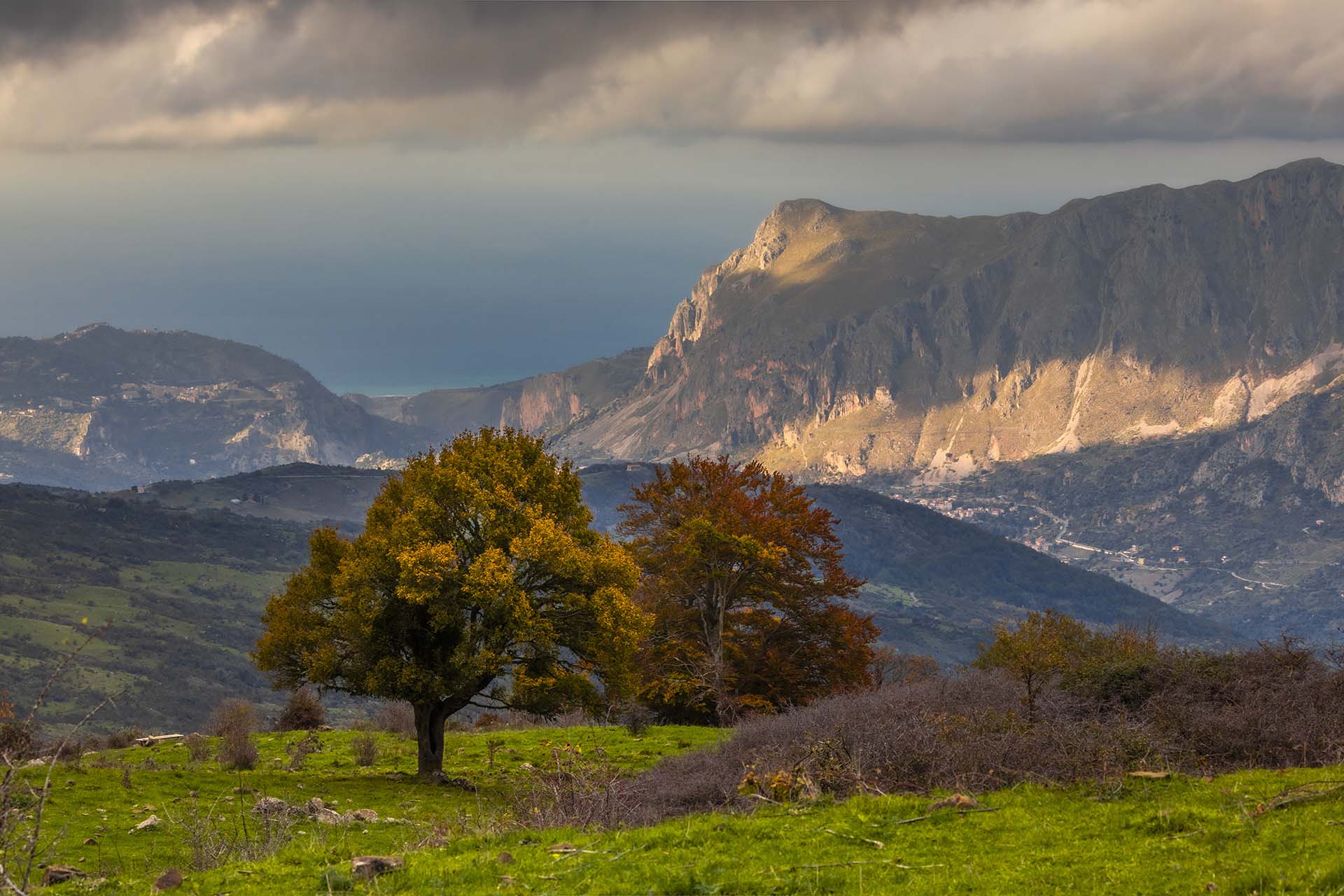 Monti Nebrodi, le Rocche del Crasto e il mar Tirreno