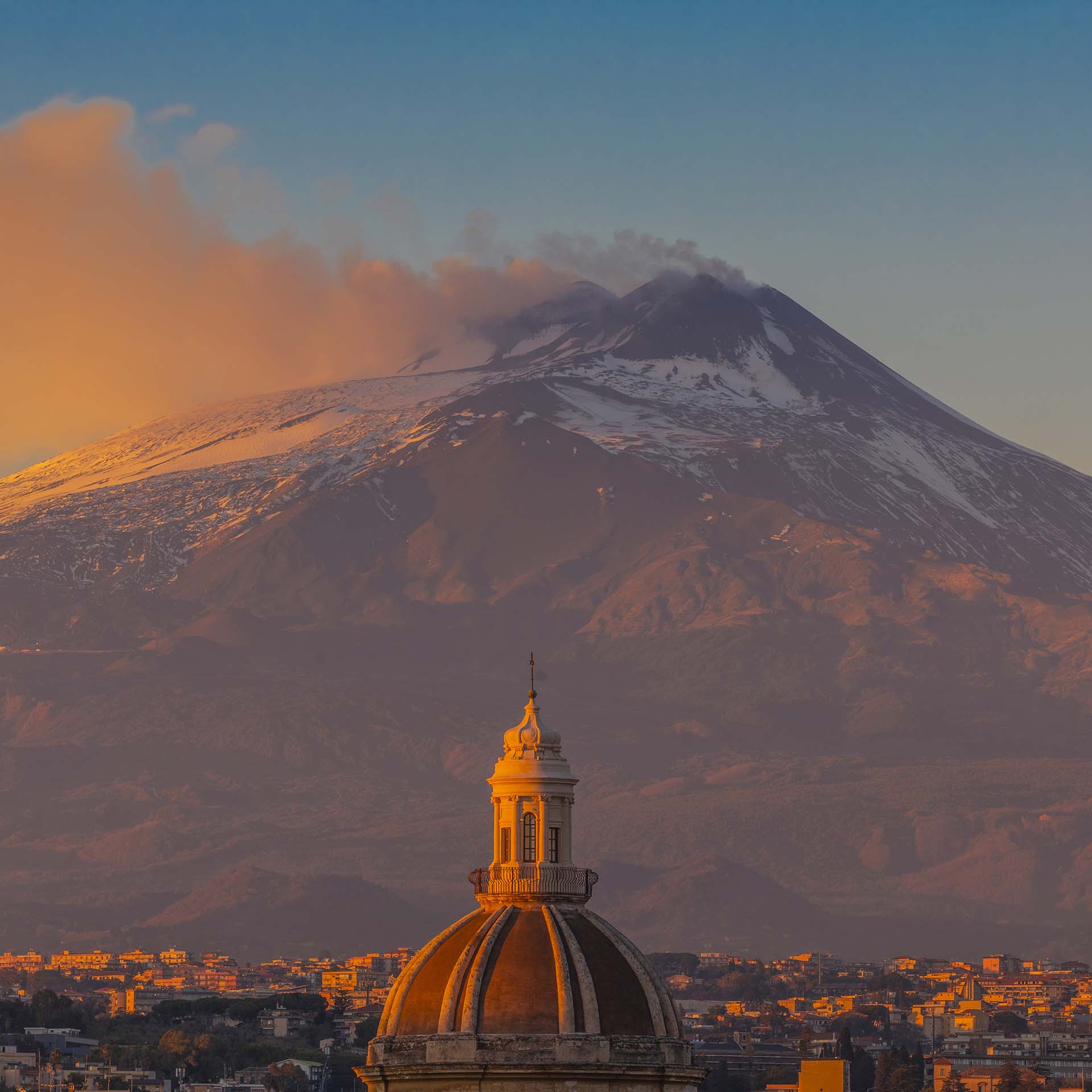Catania, la cupola della Chiesa di San Michele Arcangelo ai Minoriti sullo sfondo l'Etna