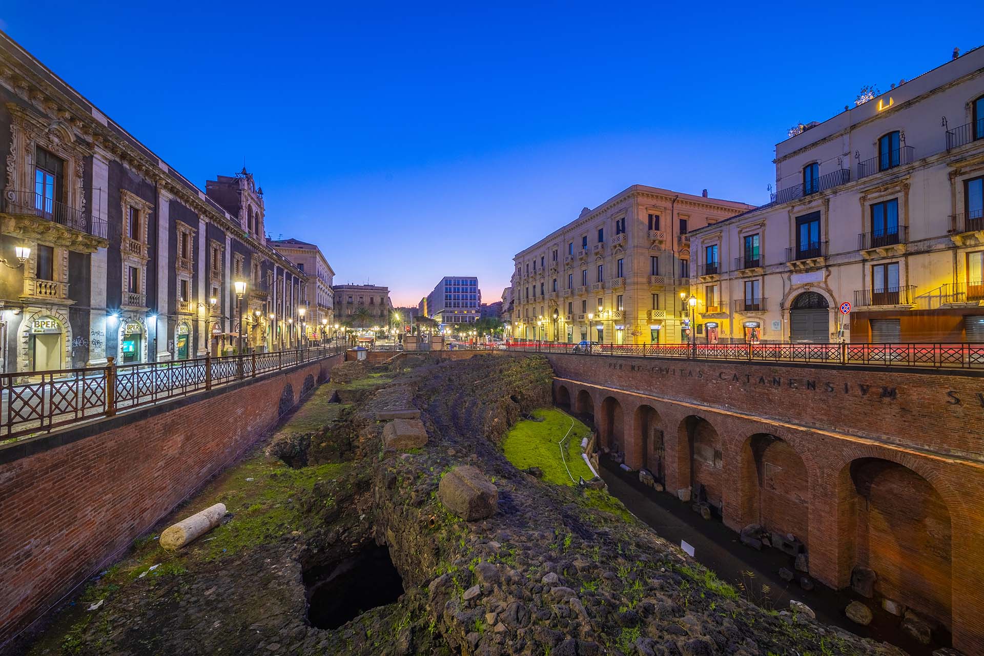 Catania, piazza Stesicoro e l'Anfiteatro Romanosullo sfondo il corso Sicilia
