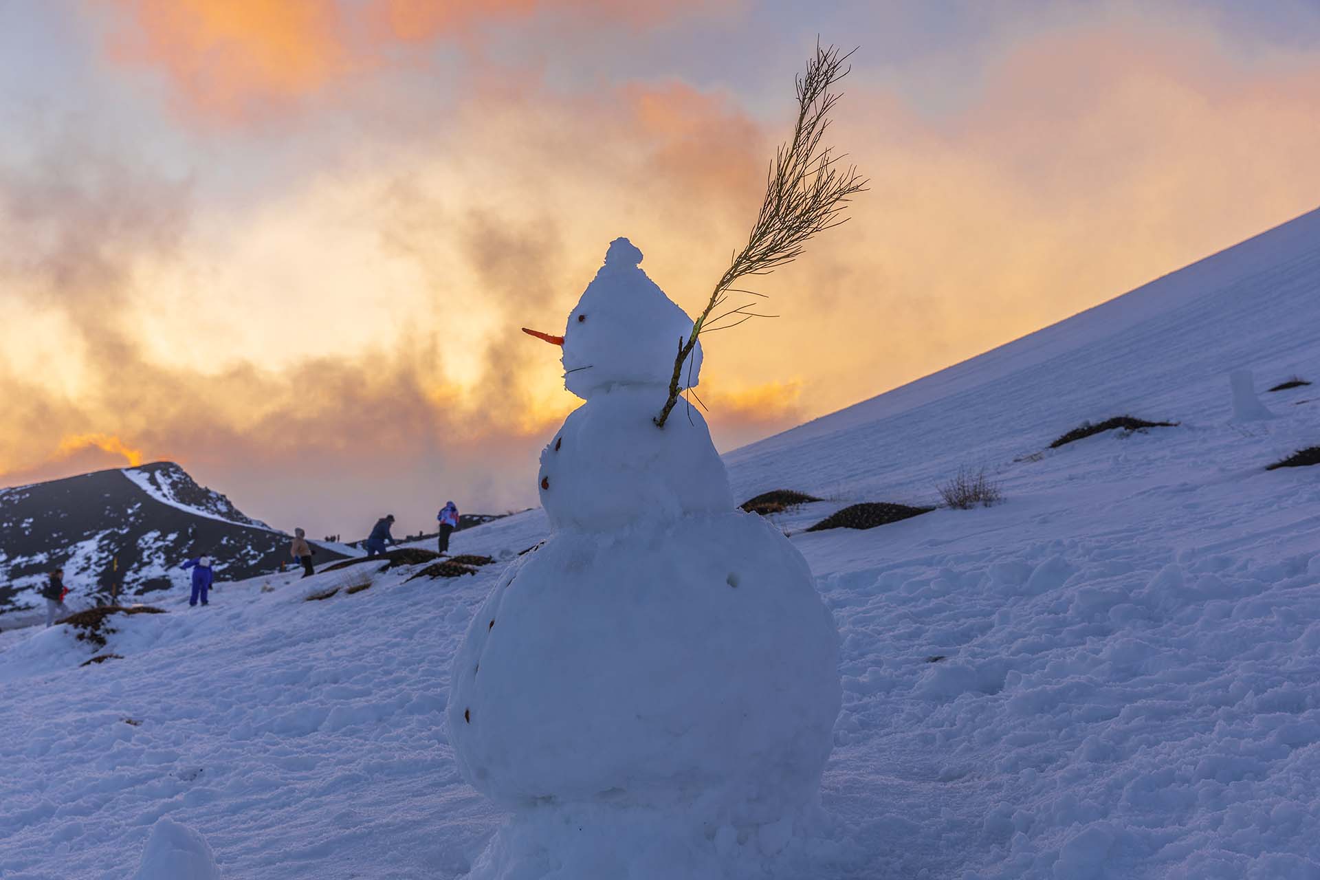 Etna, pupazzo di neve ai crateri Silvestri
