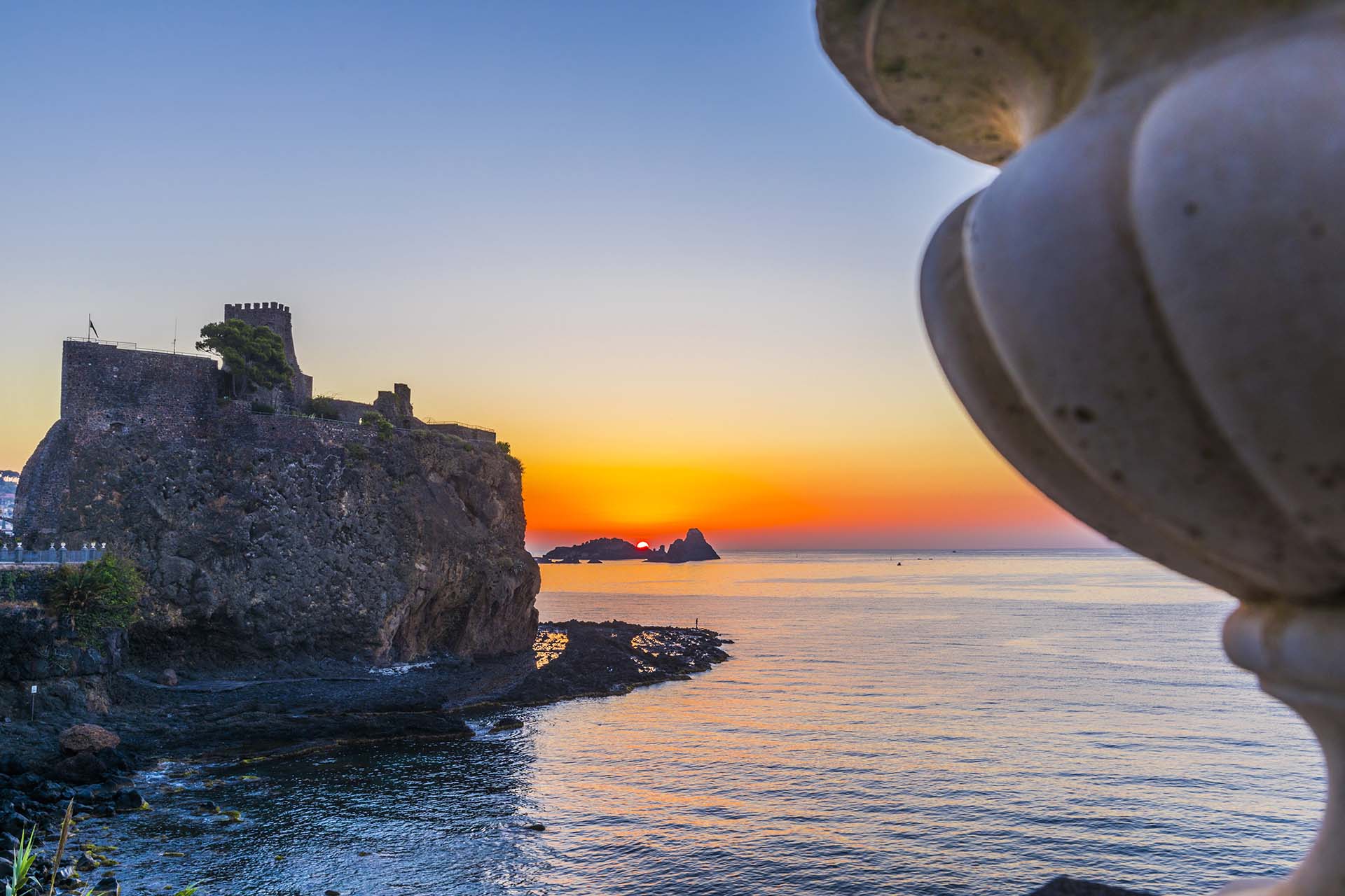 Etna, Riviera dei Ciclopi, Castello di Aci Castello e i Faraglioni di Aci Trezza