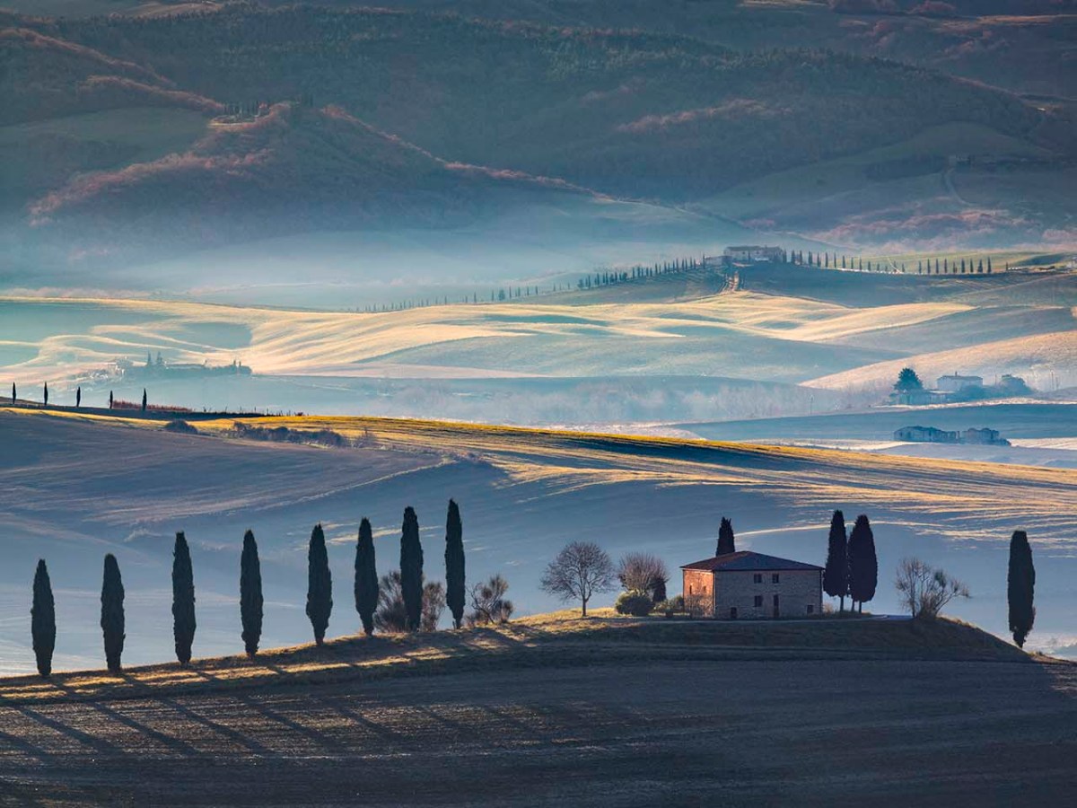 Colline della Val d'Orcia e il castello di Radicofani sullo sfondo