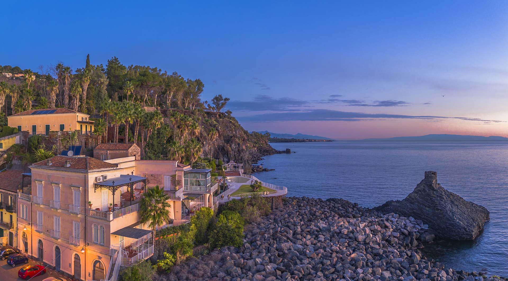 Acireale, la costa lavica di Santa Maria la Scala, sotto la timpa