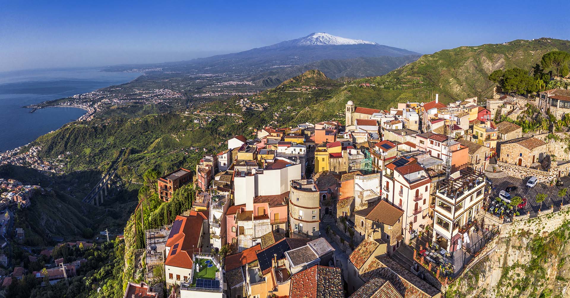 Monti Peloritani, il borgo di Castelmola si affaccia su monte Etna