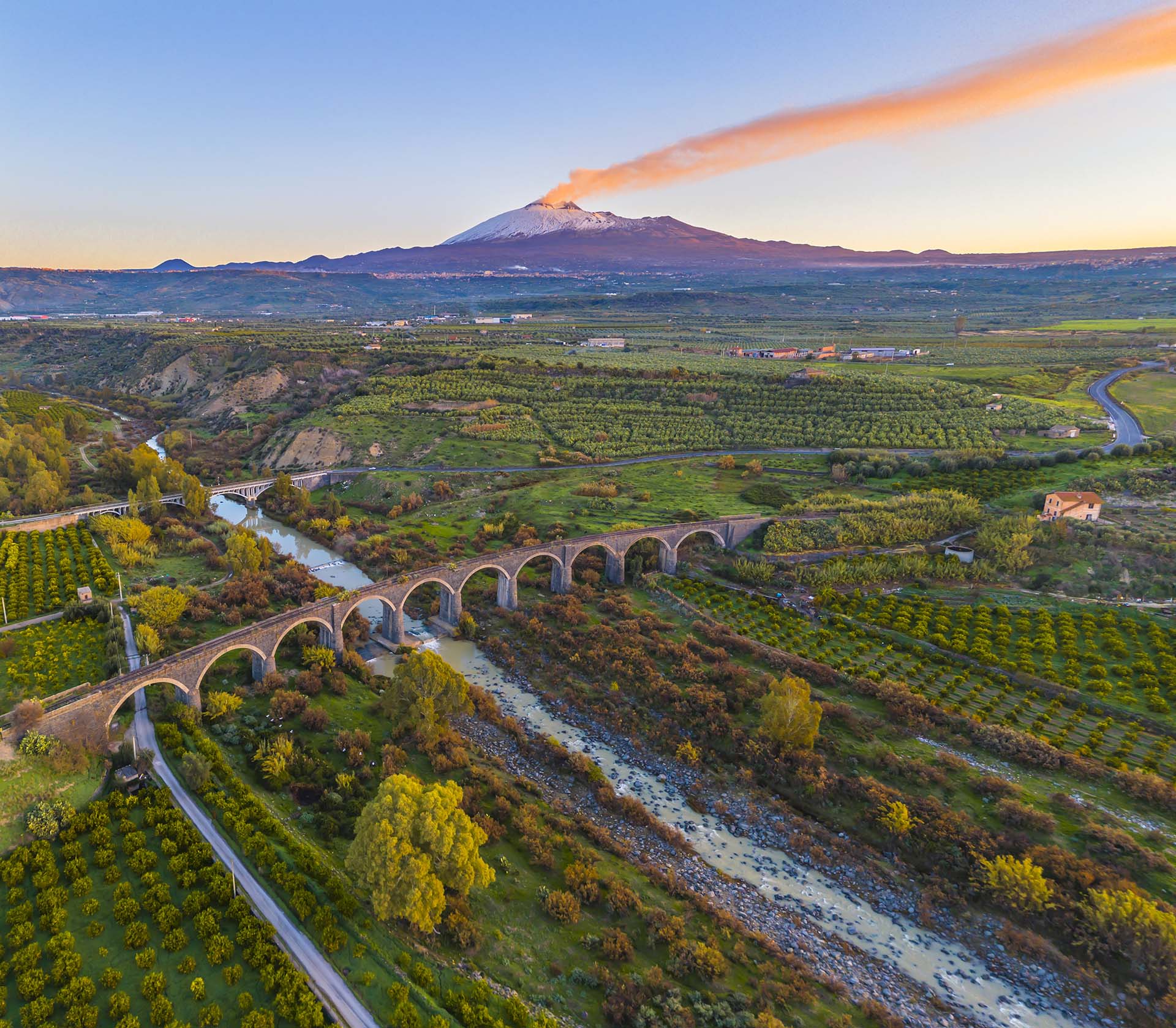 Etna, Ponte Dieci Archi e gli agrumeti nella Valle del Simeto