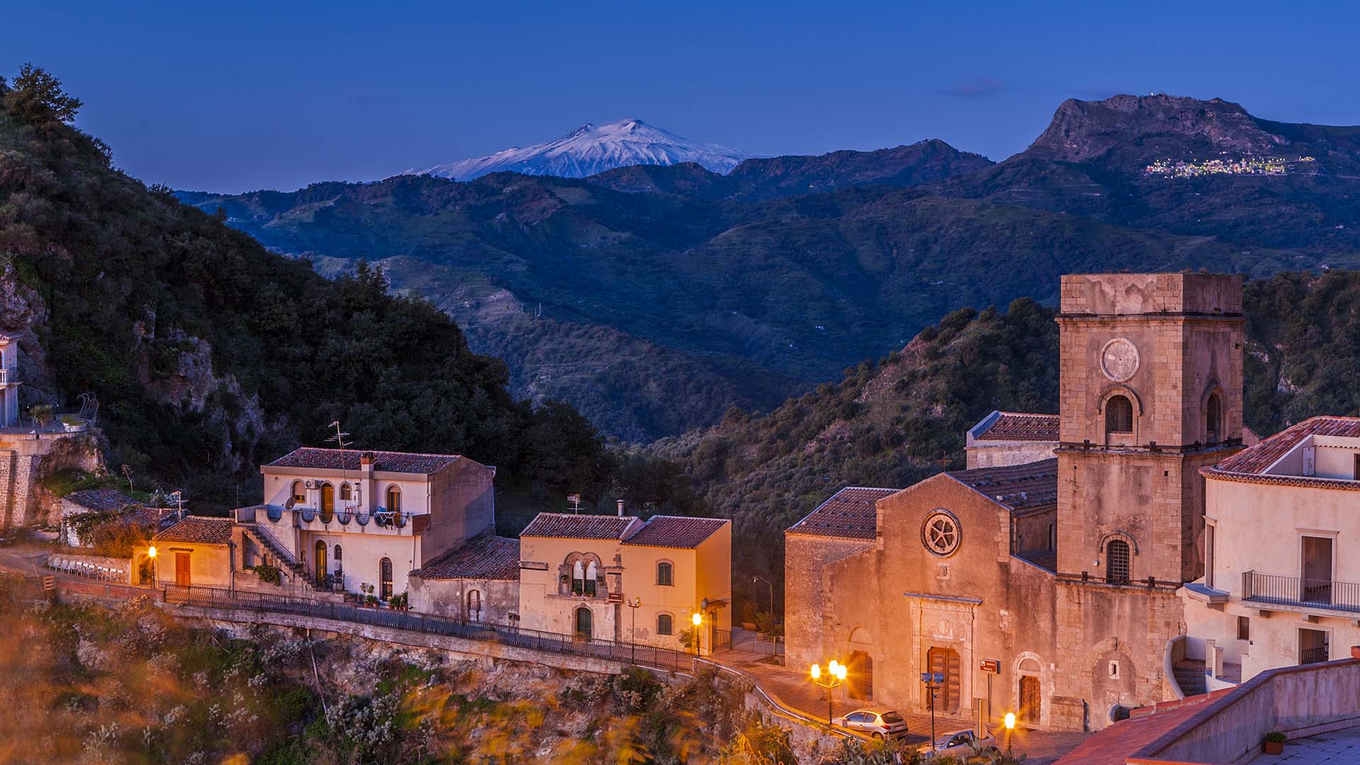 Monti Peloritani, borgo montano di Savoca con l'Etna sullo sfondo