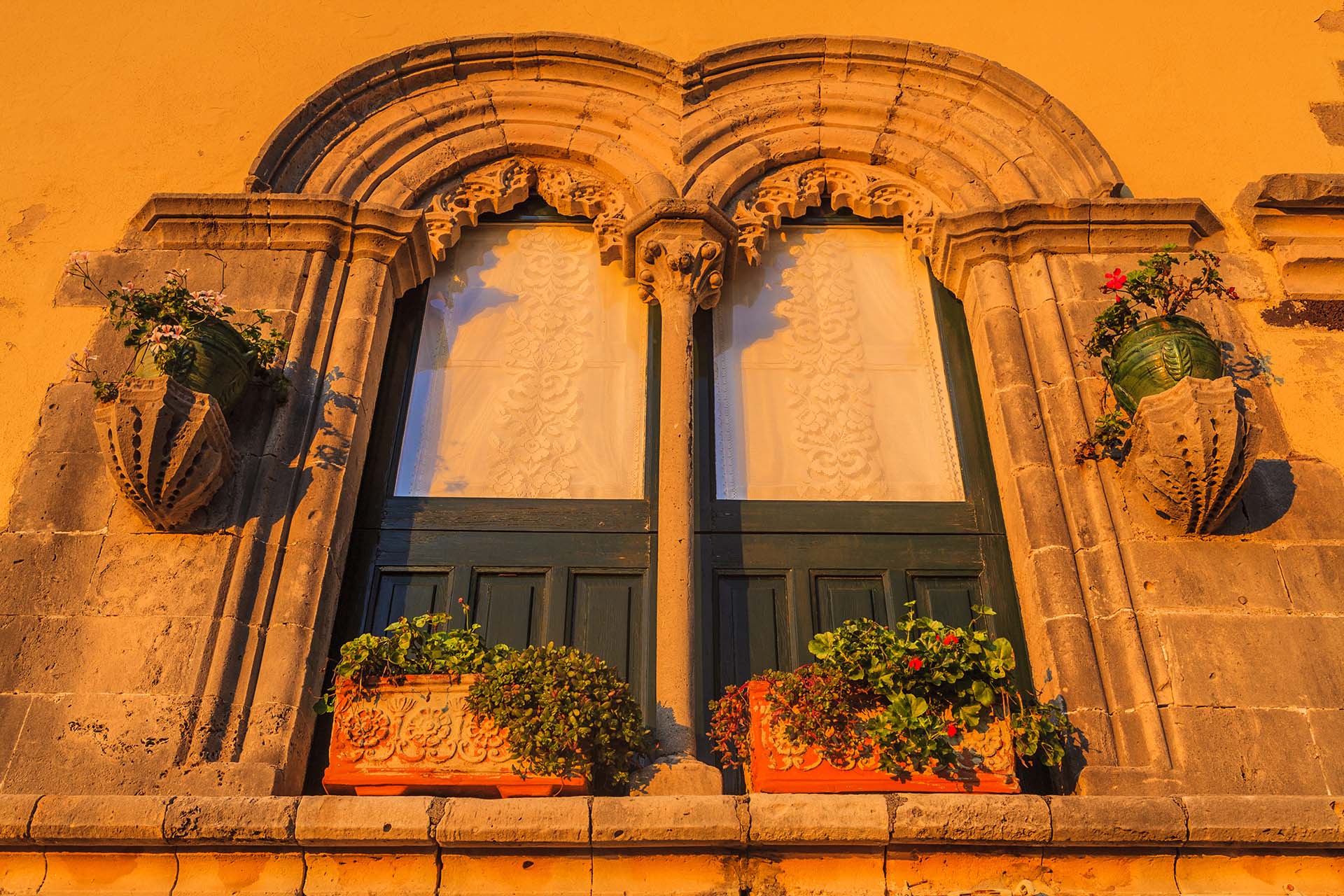 Monti Peloritani, Bifora quattrocentesca di una casa medievale nel borgo montano di Savoca
