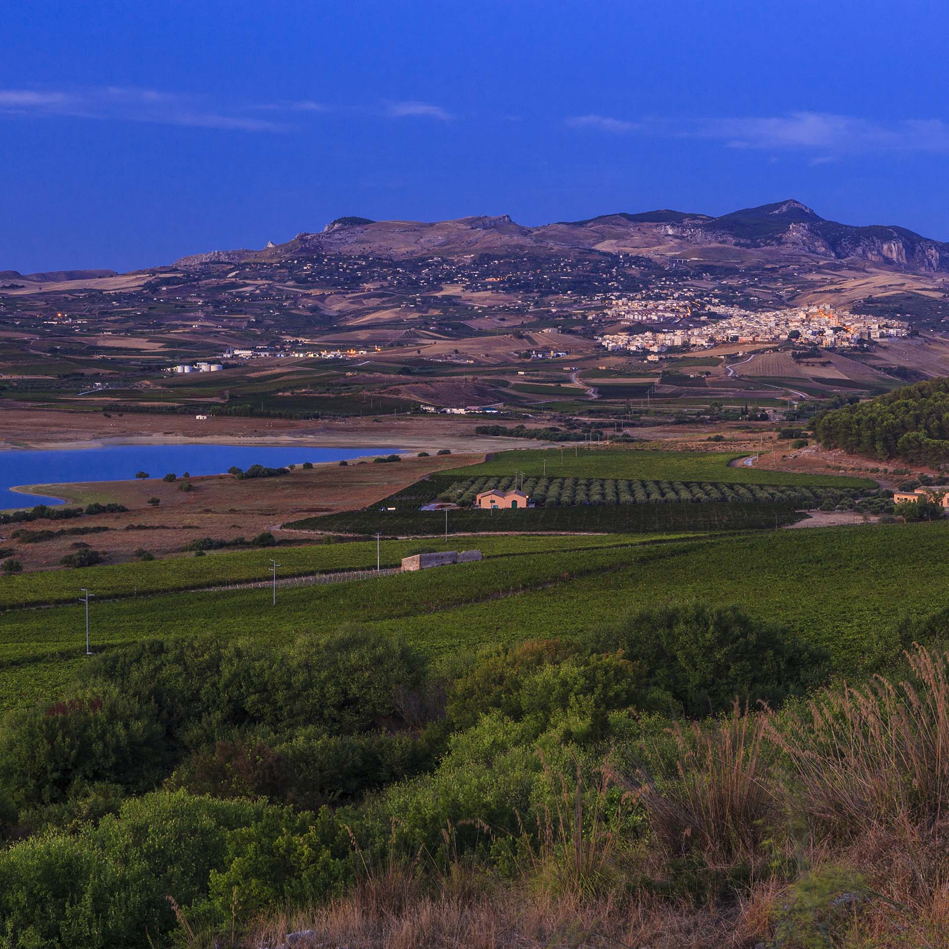 Agrigento, i vigneti del lago Arancio e il borgo di Sambuca di Sicilia sotto monte Adrannone