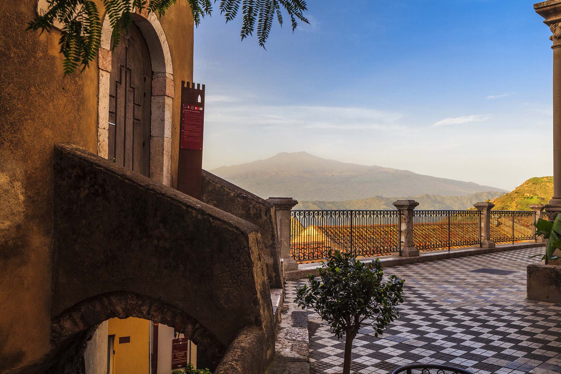 Castelmola, un balcone sull'Etna, piazzetta chiesa Madre