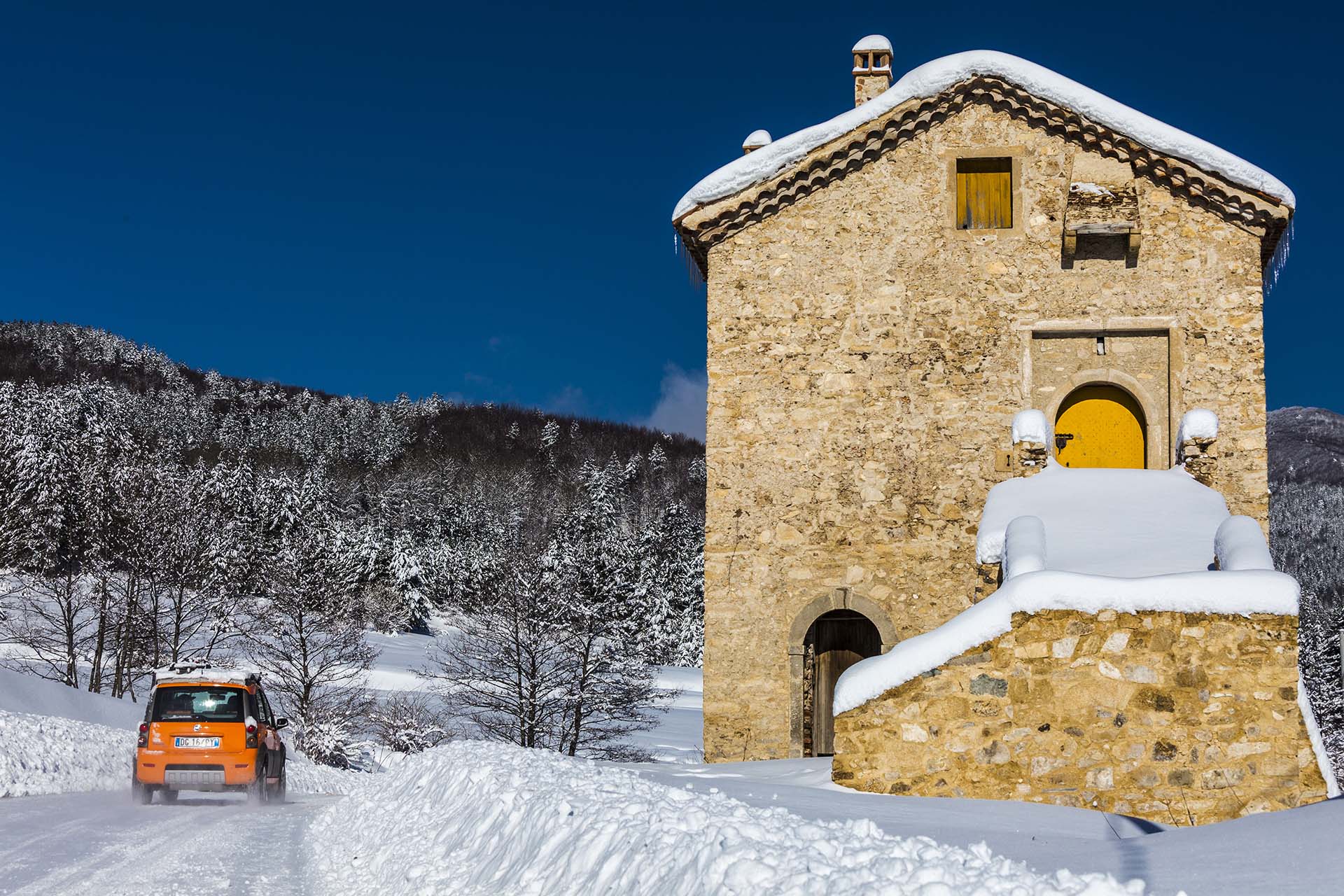 Calabria, Parco Nazionale della Sila, la Torre di Cavaliere lungo la strada innevata di Monte Botte Donato