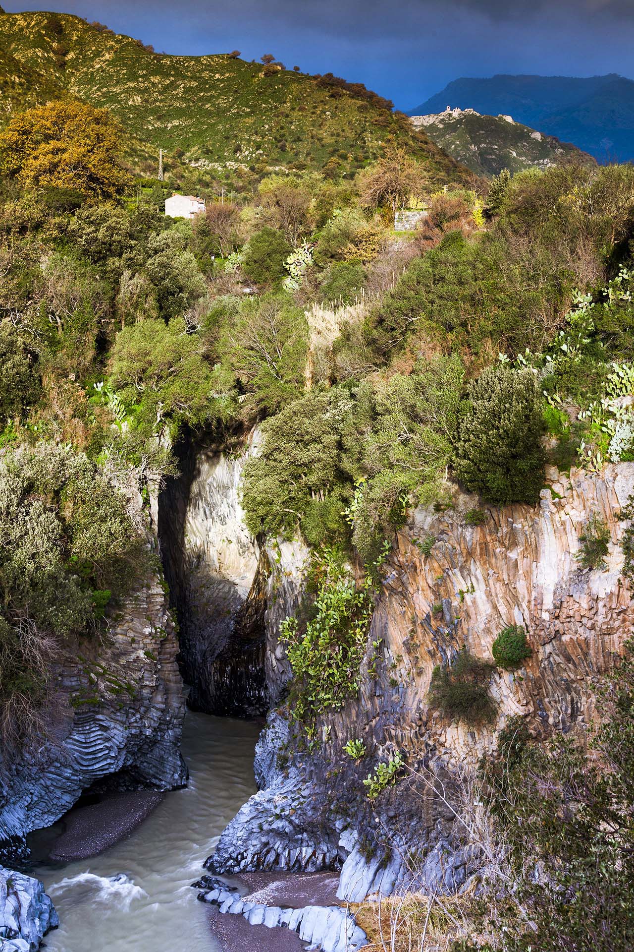MG_7904-Etna, Gole di Larderia e il fiume Alcantara, sullo sfondo il borgo vecchio di Francavilla di Sicilia