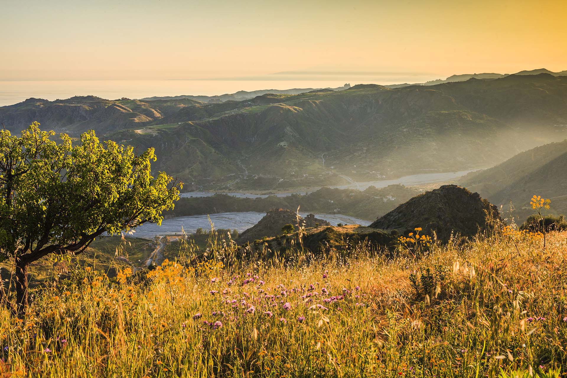 Calabria, la fiumara Amendolea tra i monti del''Aspromonte e Raghudi vecchia