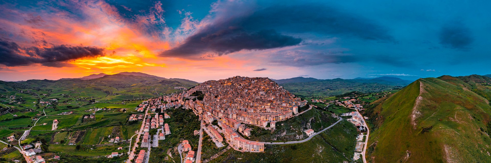 Panoramica di Gangi al tramonto