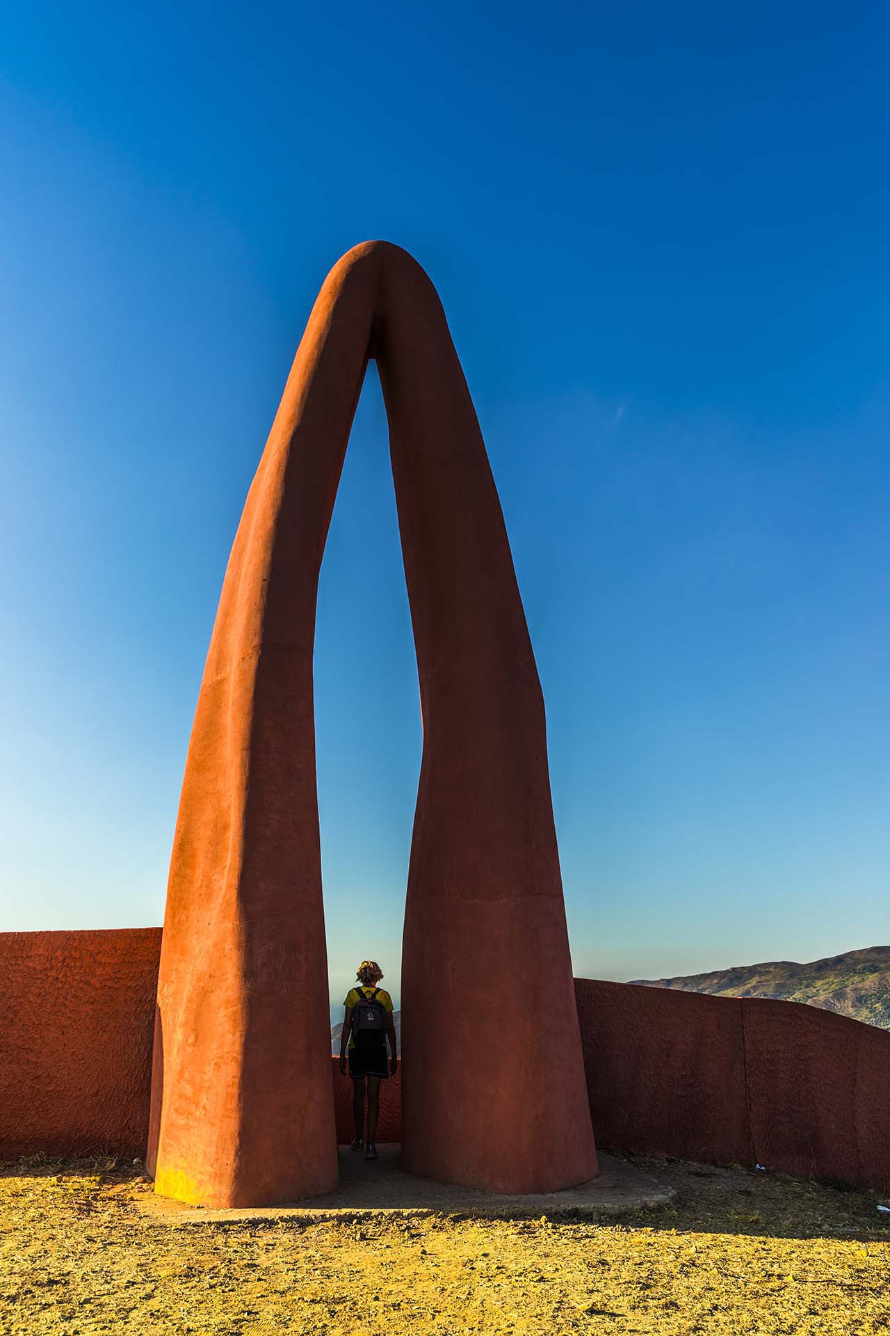 0A1A3071-Fiumara d’Arte, ingresso del Labirinto di Arianna, opera d’arte di Italo Lanfredini