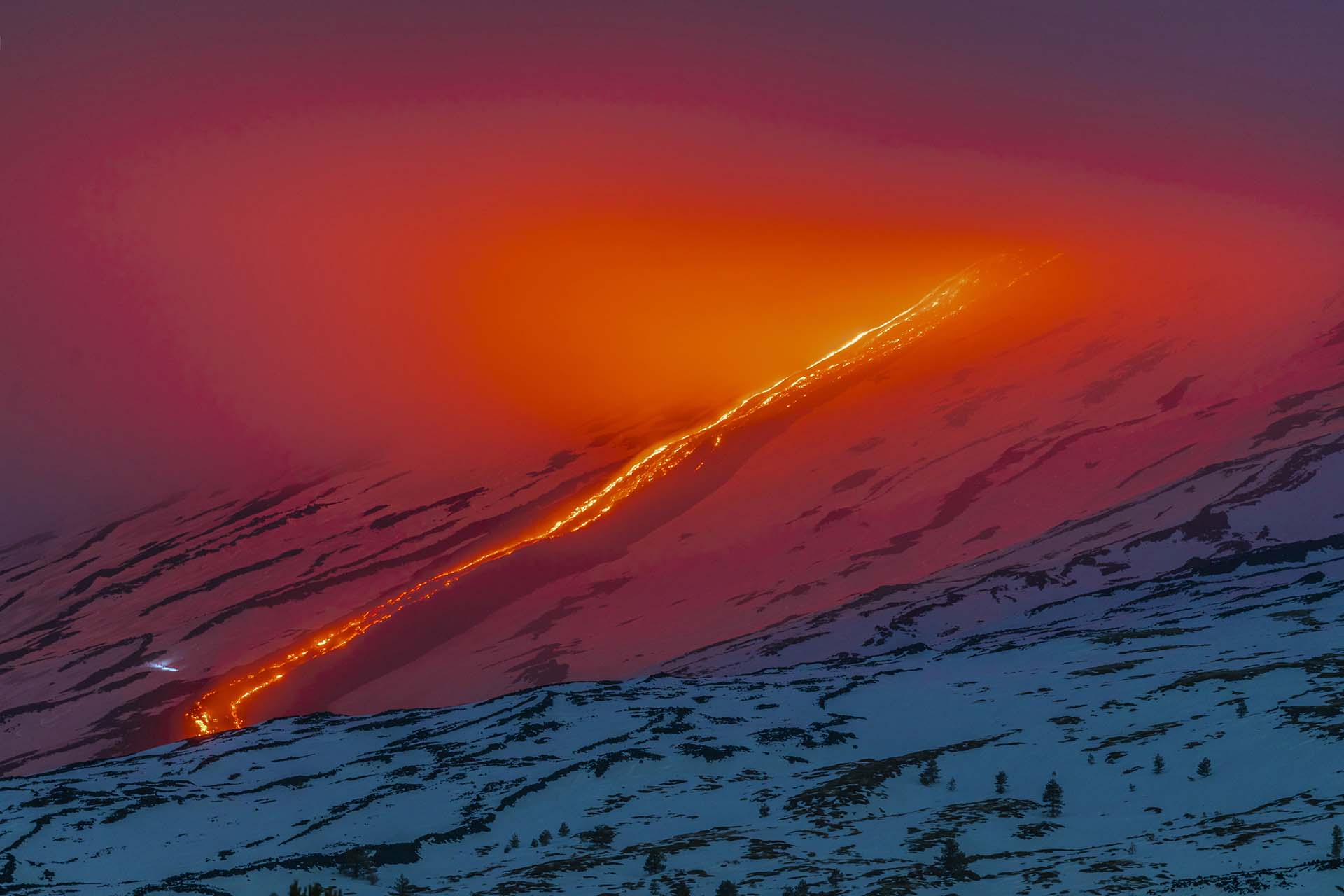 Etna, colata lavica nel paesaggio innevato del versante ovest