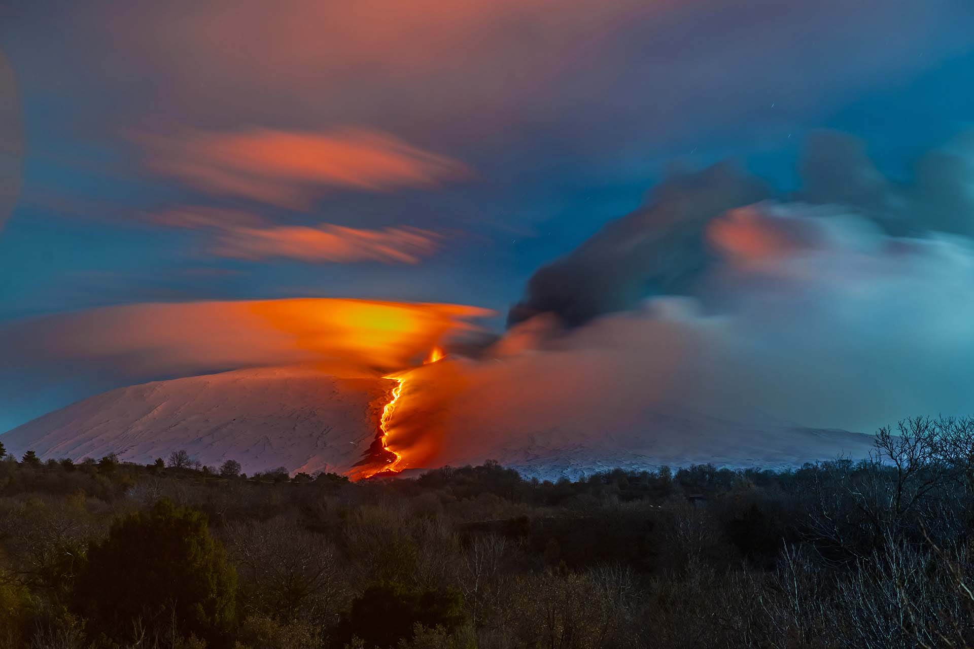 Etna, eruzione versante ovest e il bosco della Milia