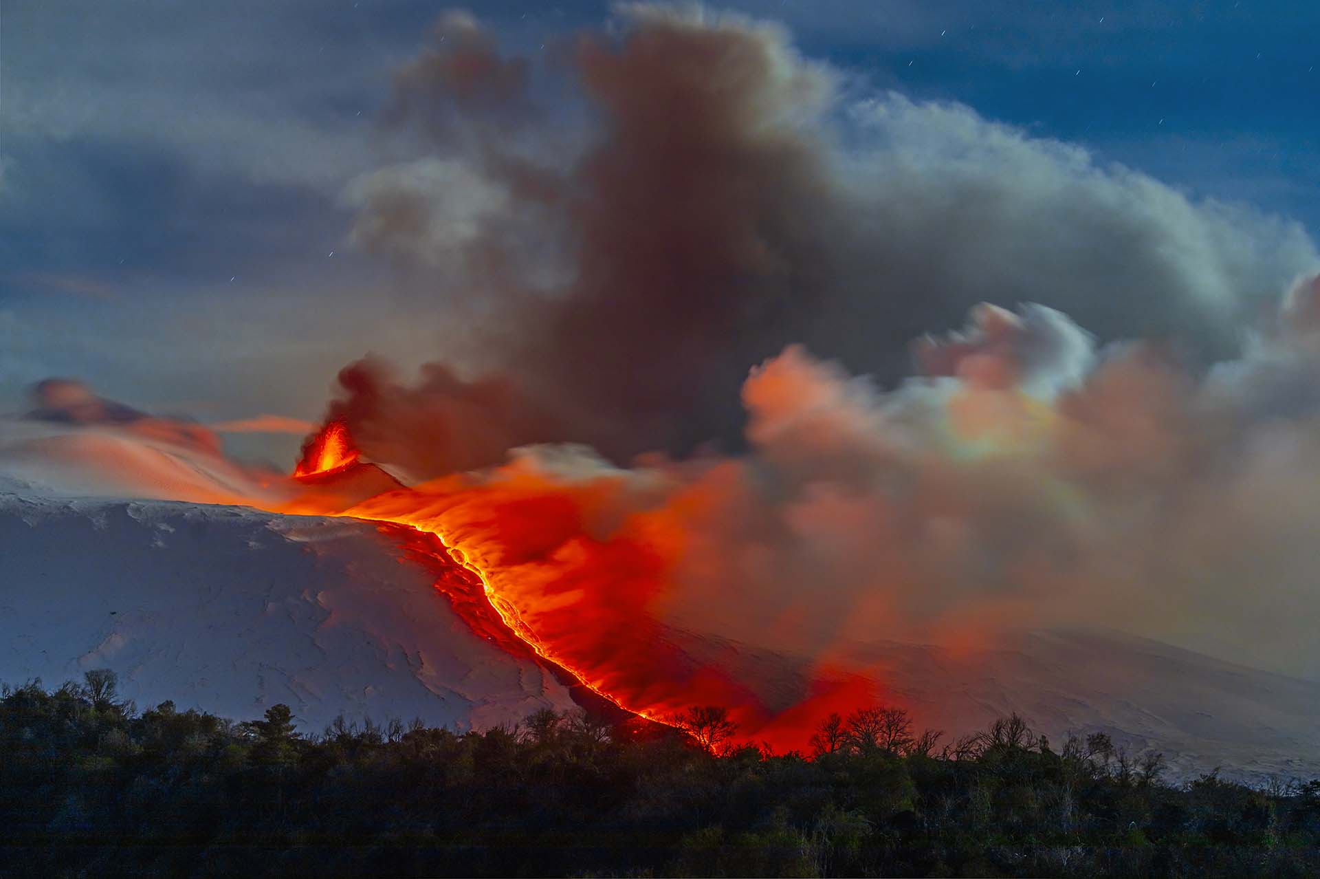 Etna, eruzione dalla Bocca Nuova con colata lavica a ridosso dei boschi del versante ovest